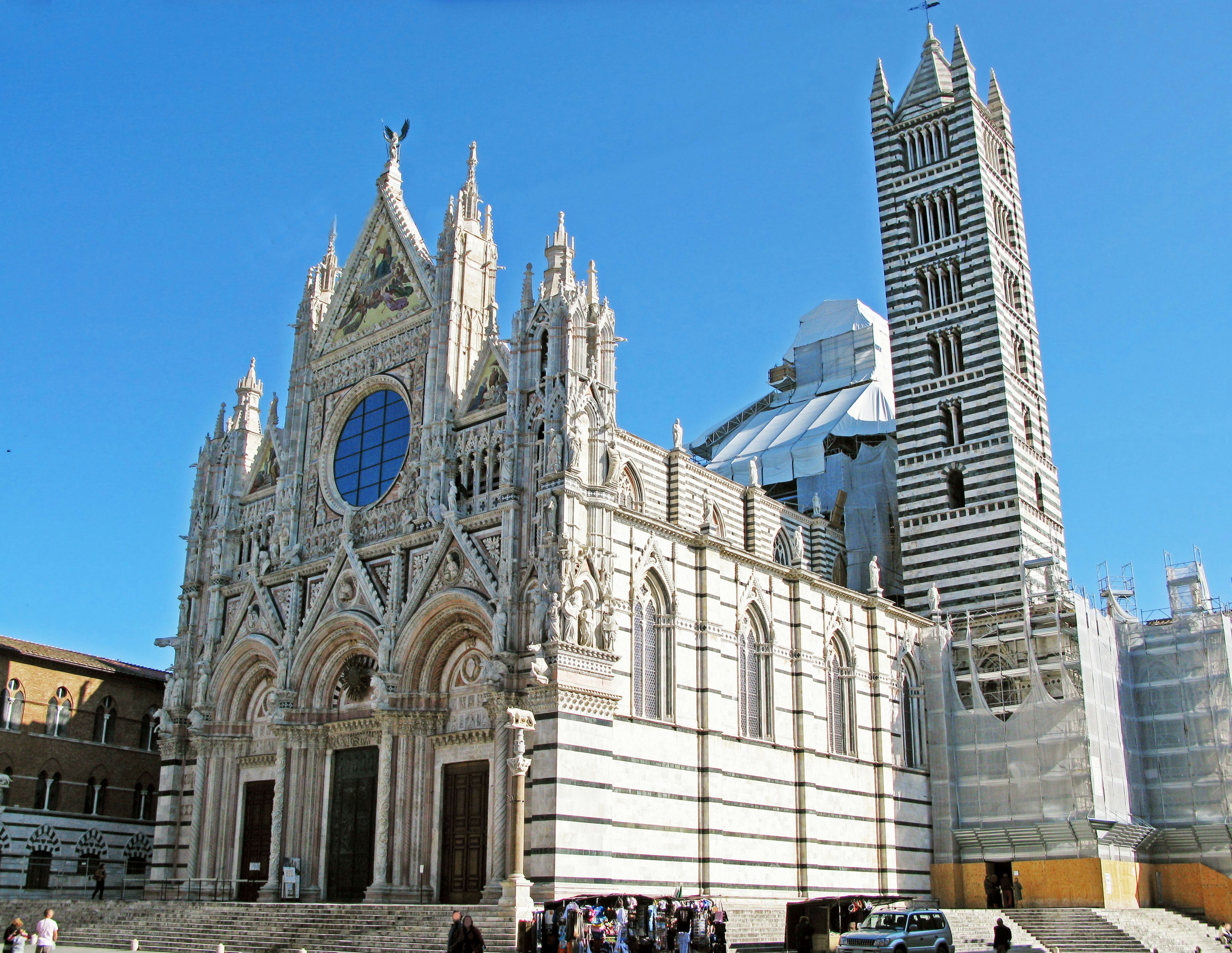 Fassade des Doms von Siena mit komplexer Architektur und großem Rosettenfenster