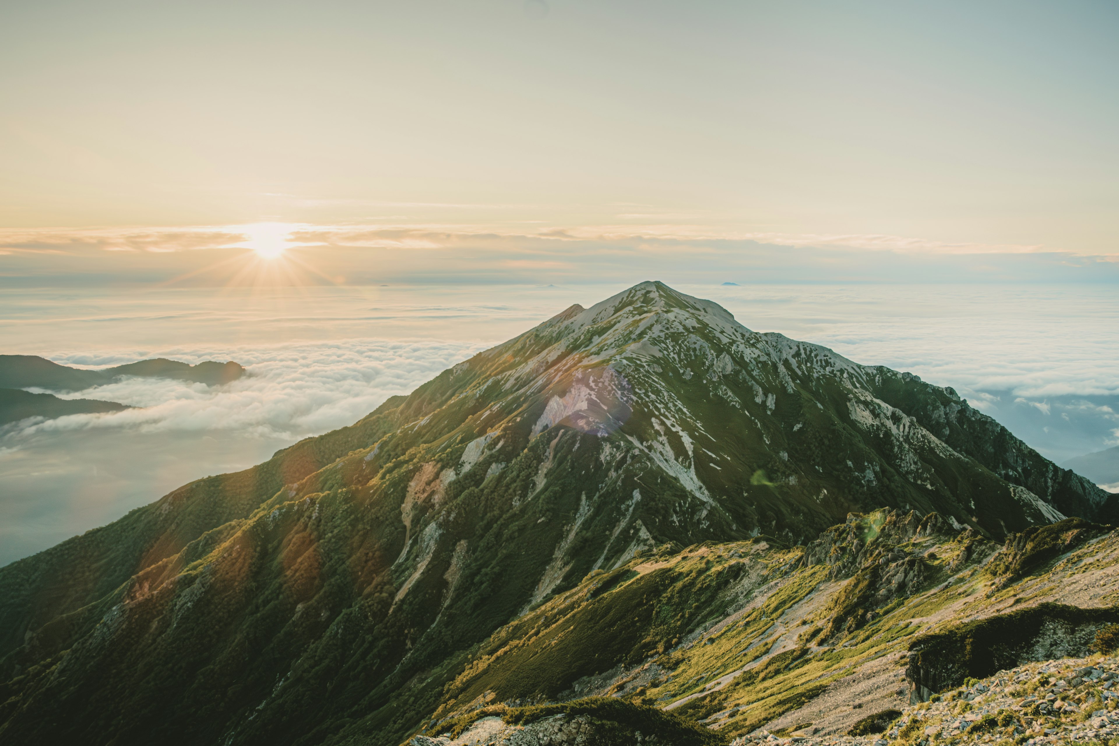 Pemandangan matahari terbit yang menakjubkan dari puncak gunung