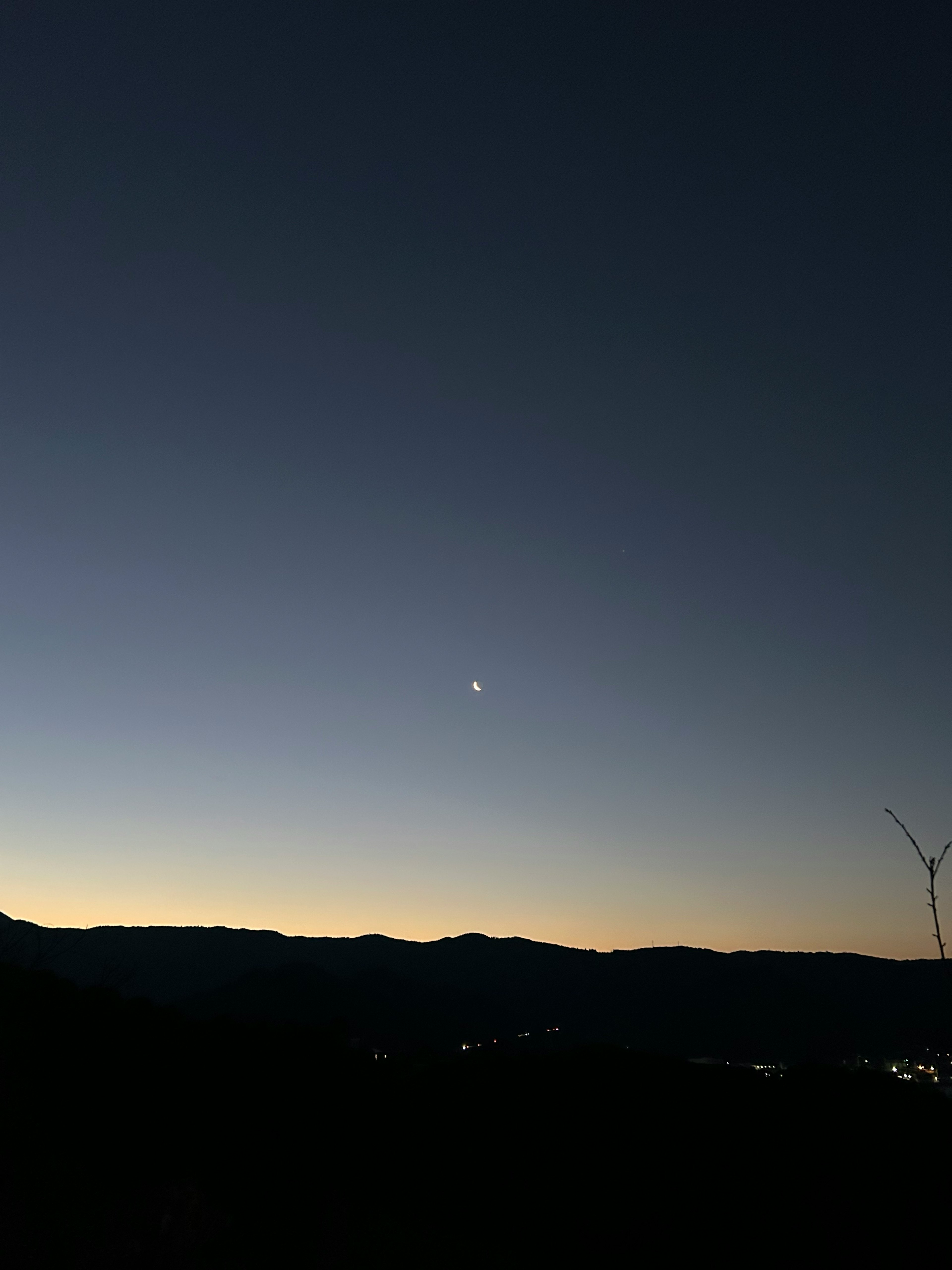 夕暮れの山々と微かに輝く星空