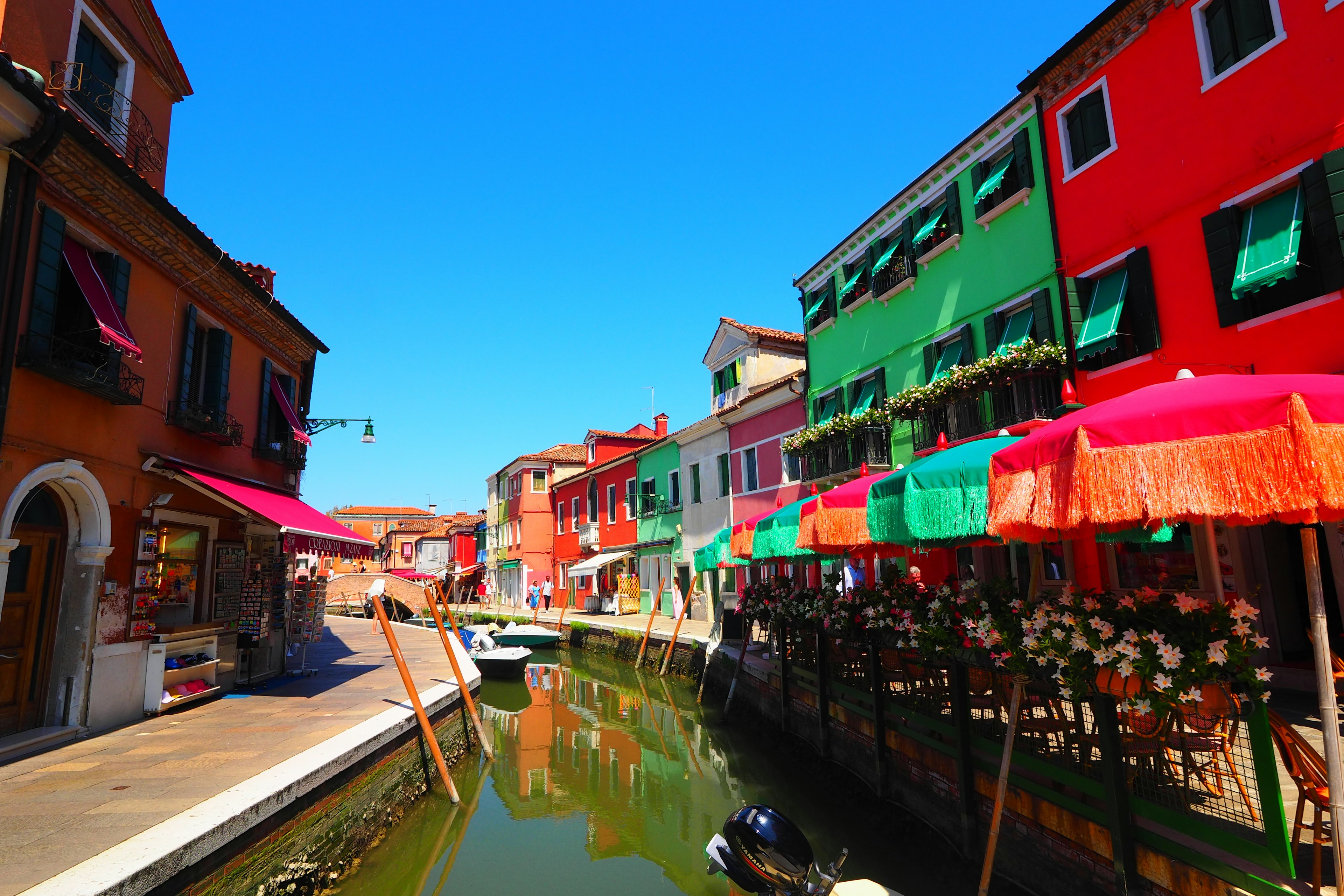 Bunte Gebäude entlang eines Kanals in Burano