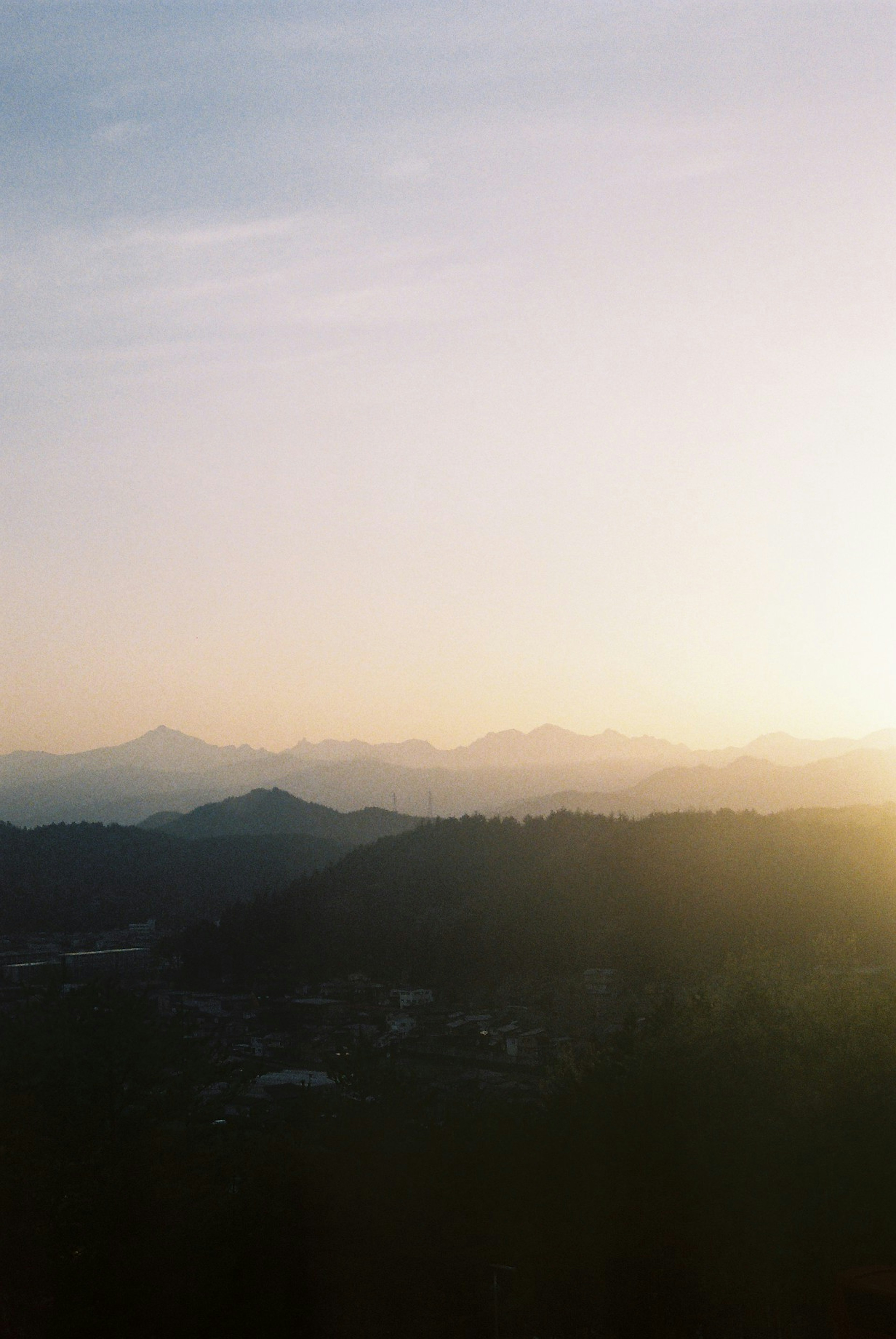 Paisaje de montañas iluminadas por el atardecer