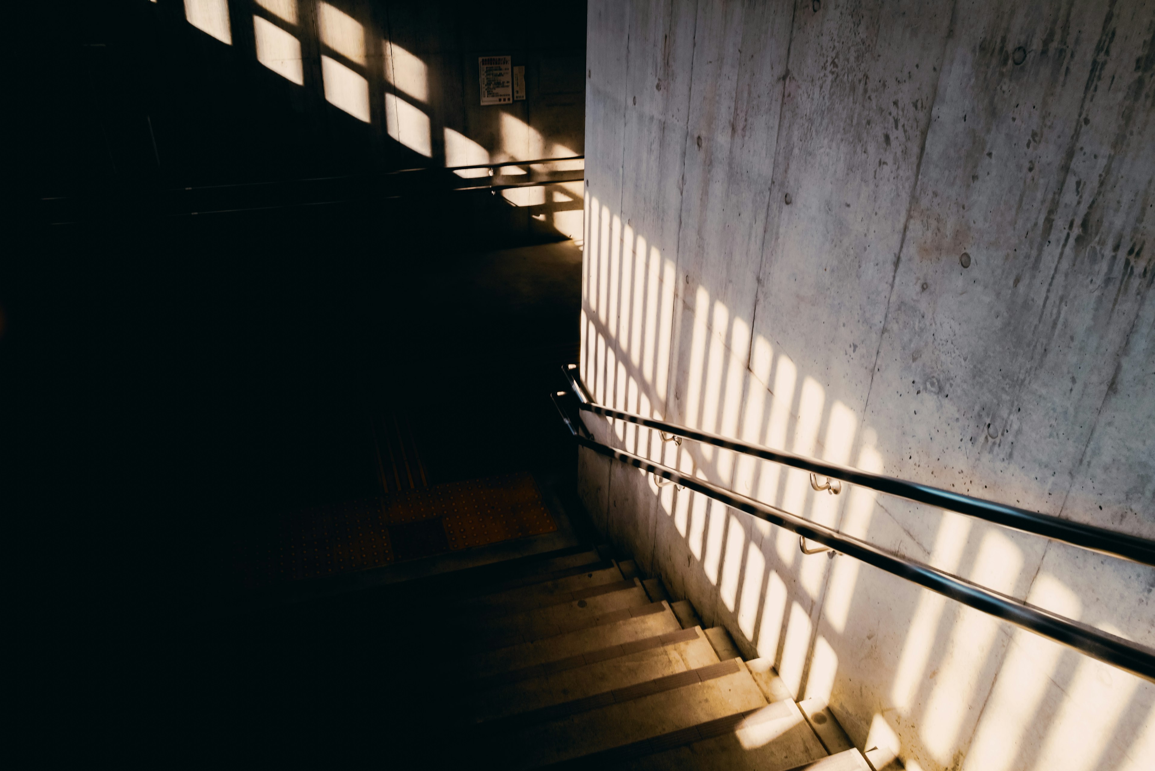 Escalera con contraste de luz y sombras en los escalones