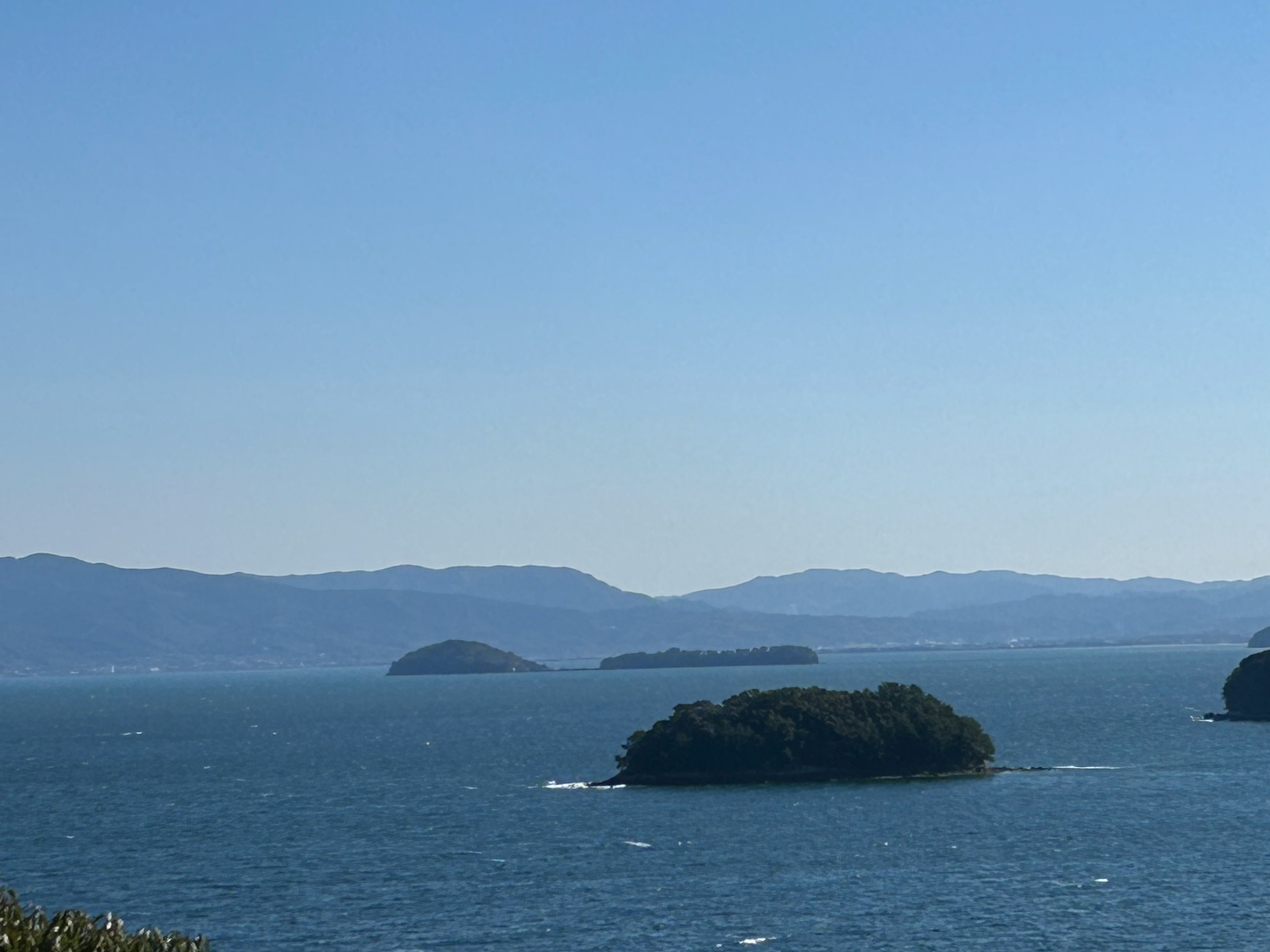 藍色海洋與遠處島嶼的風景