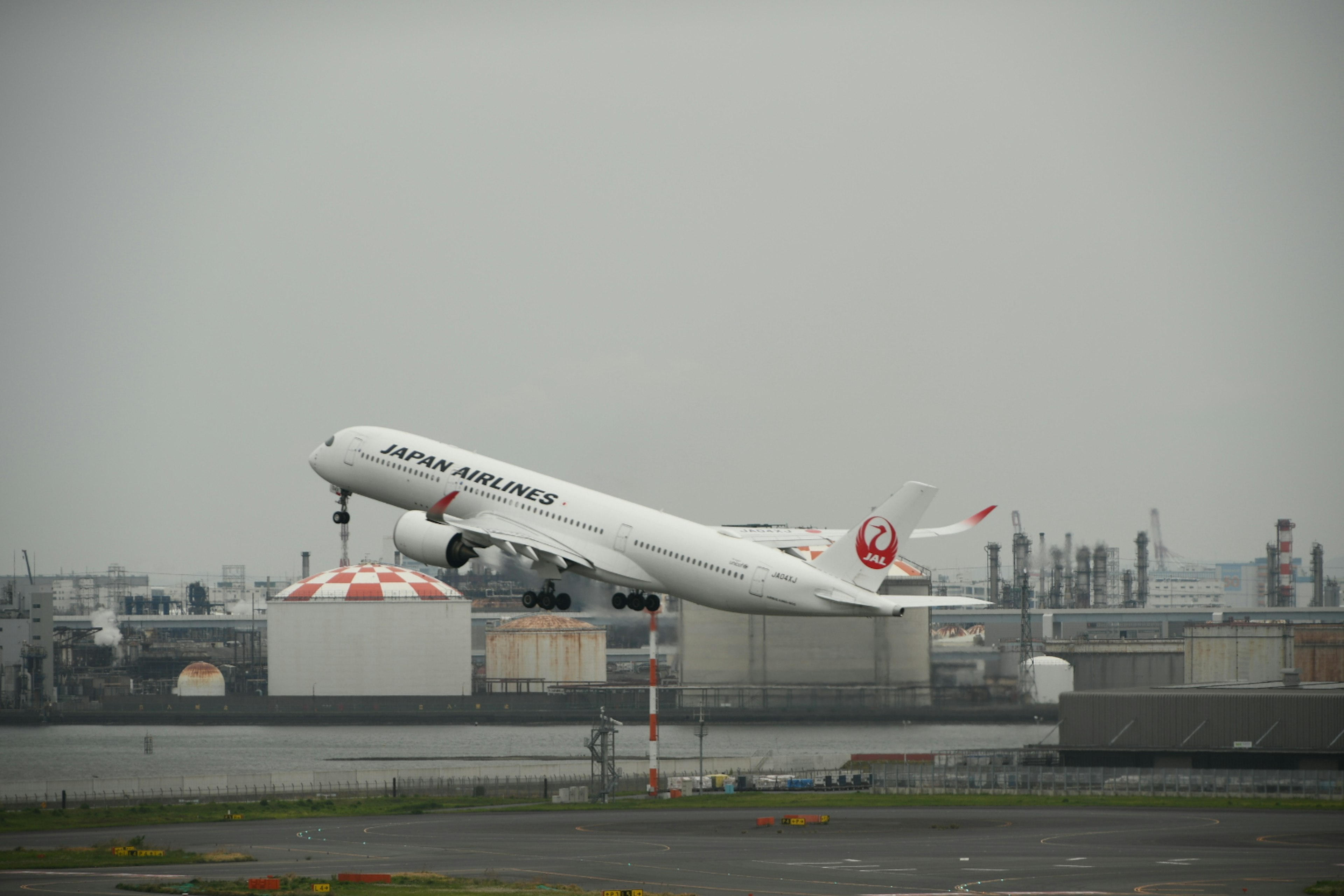 Avión de Japan Airlines despegando de la pista