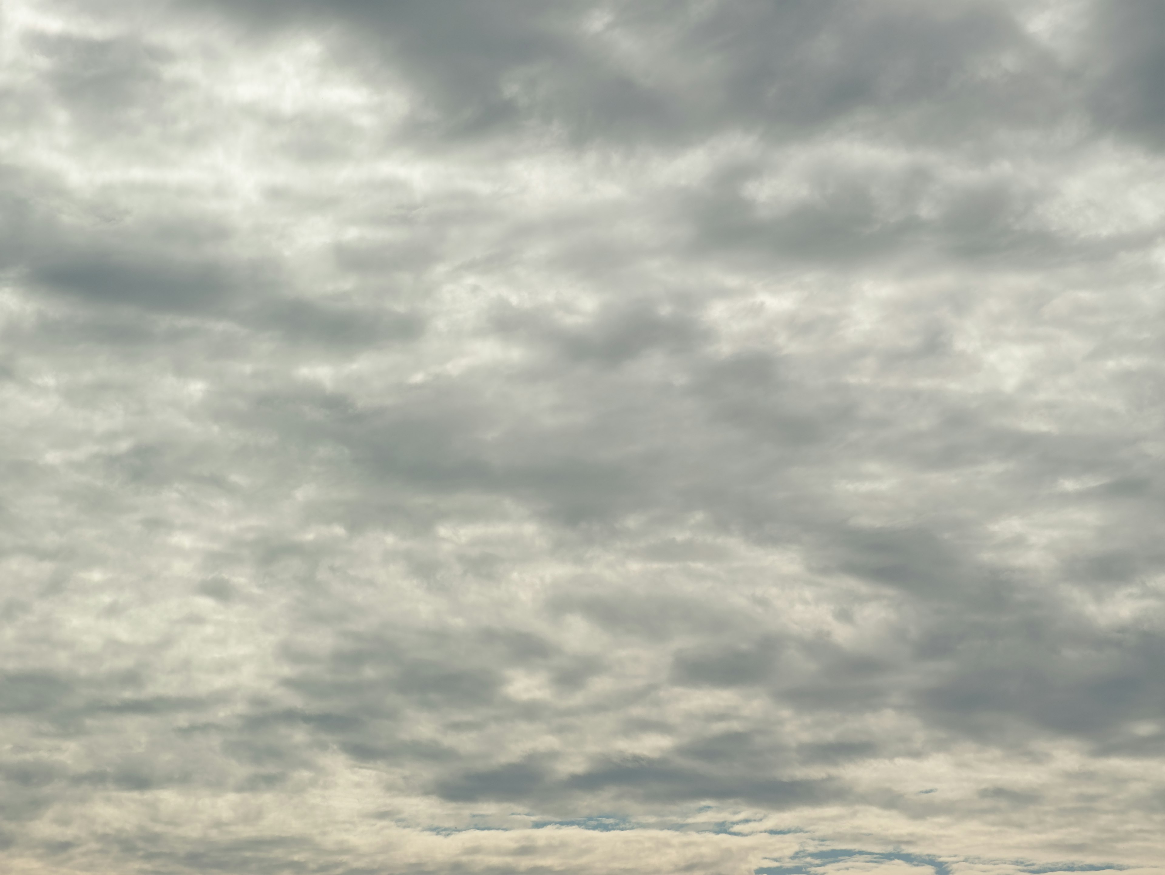 Langit mendung yang luas dengan variasi cahaya lembut