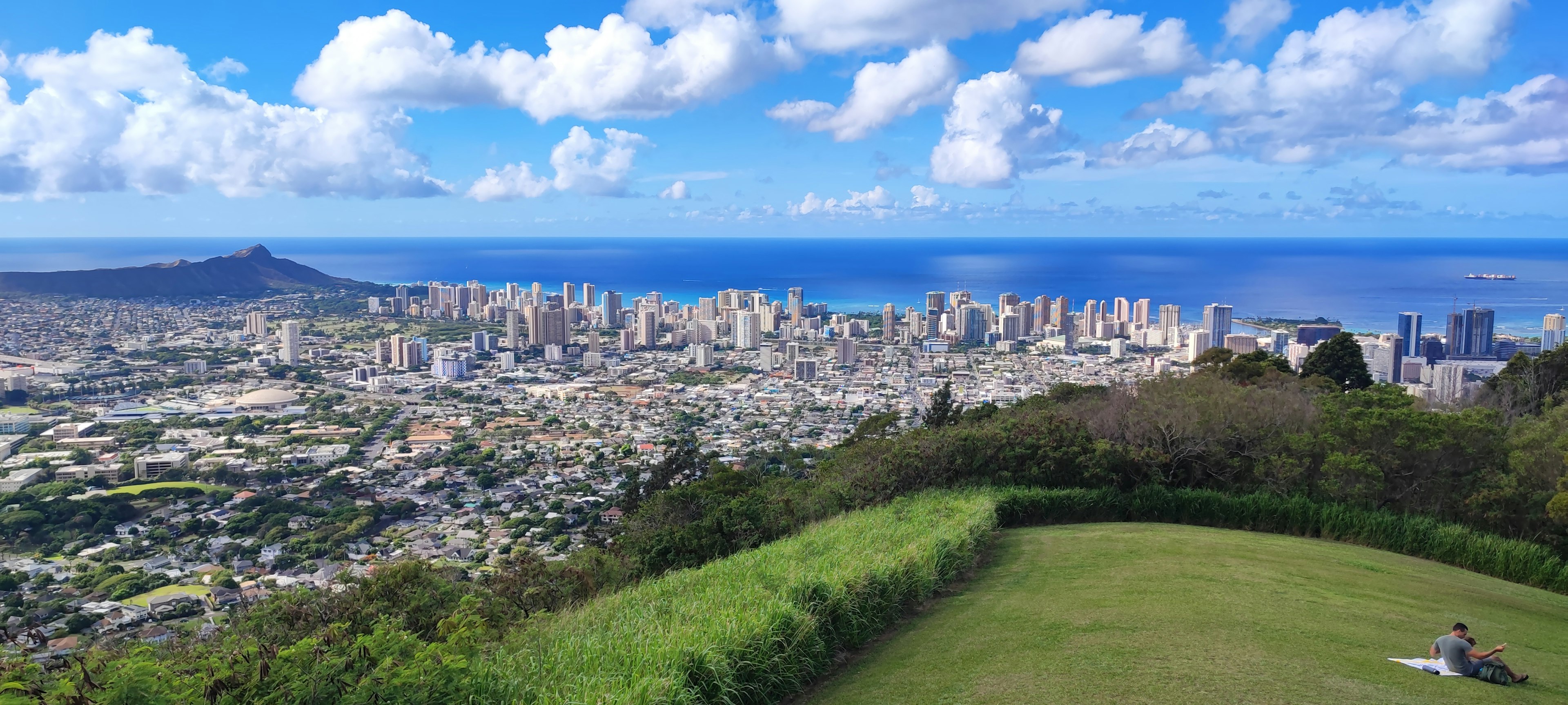 Vista panorámica de Honolulu con océano y cielo azules