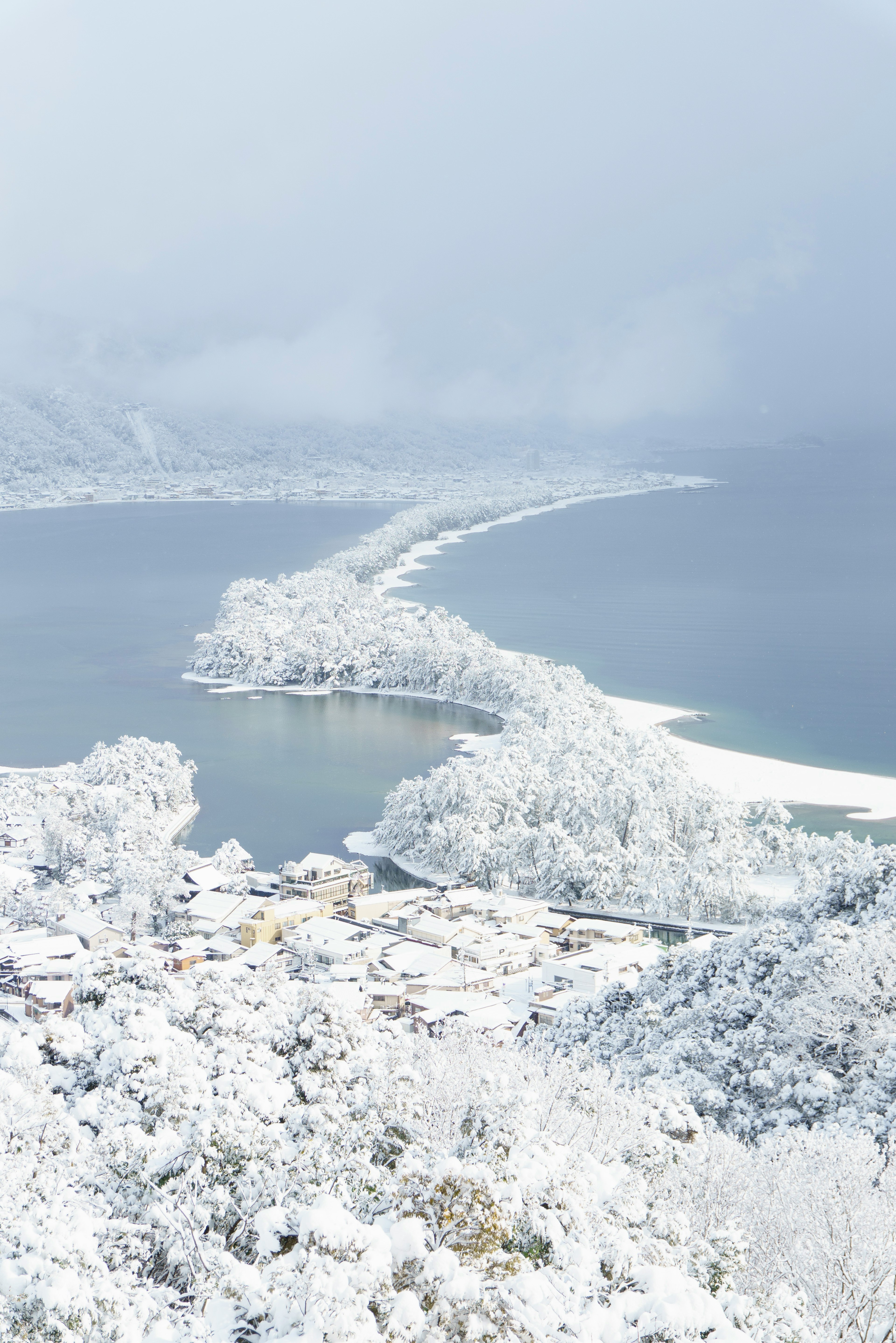 Schöne Aussicht auf eine schneebedeckte Landschaft und einen See