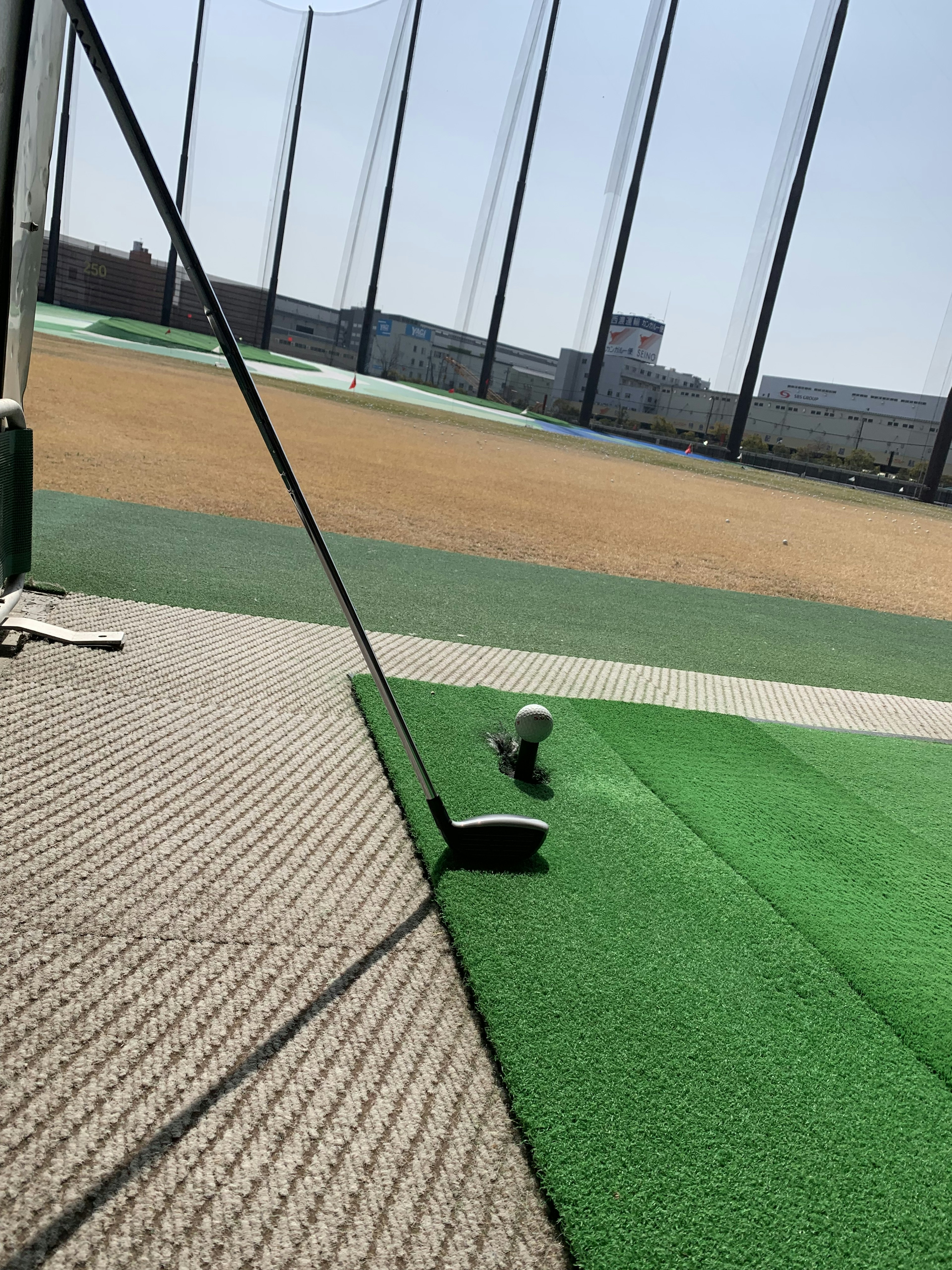 Vista de un campo de prácticas de golf con un palo y una bola