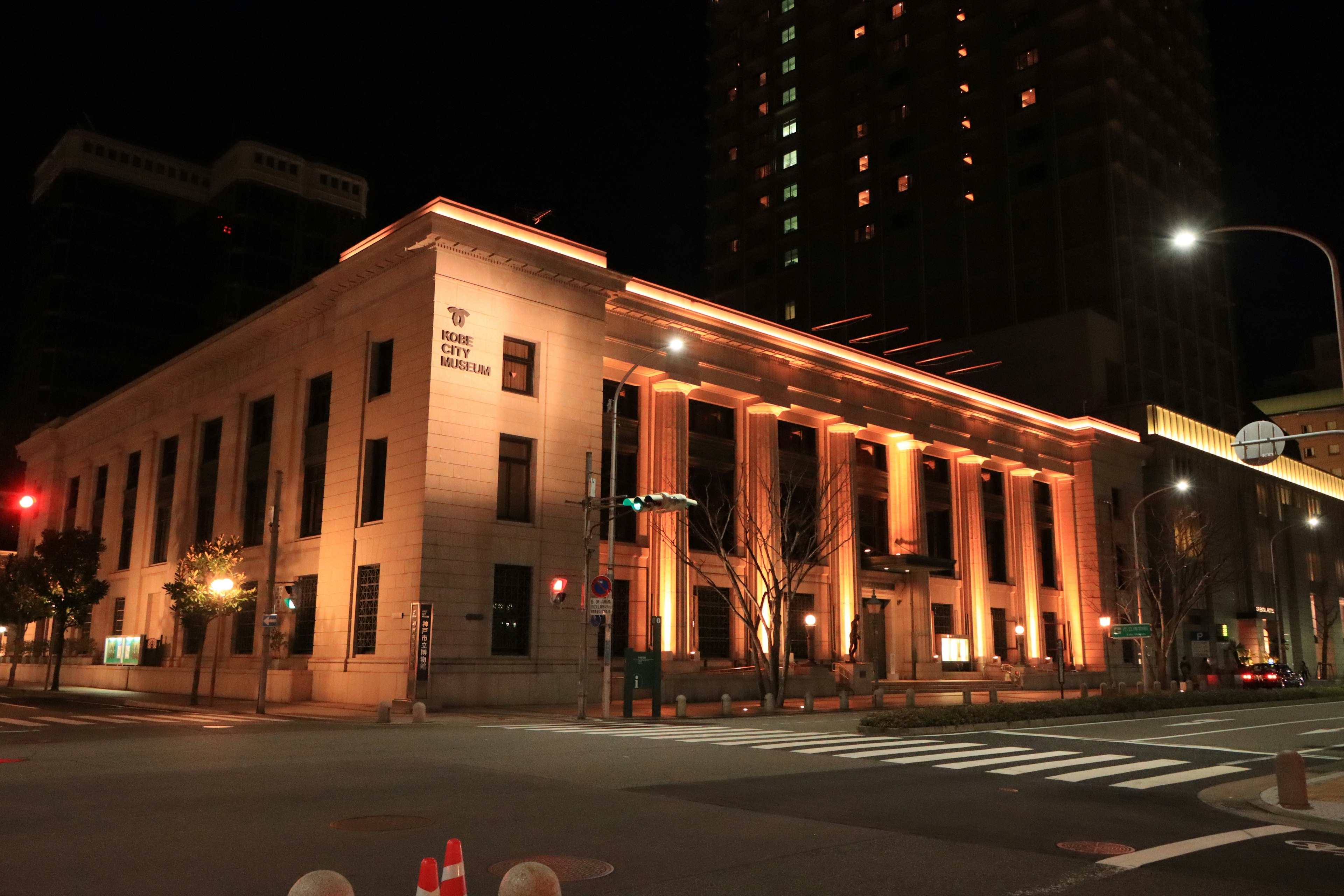 Edificio histórico iluminado por la noche con detalles arquitectónicos