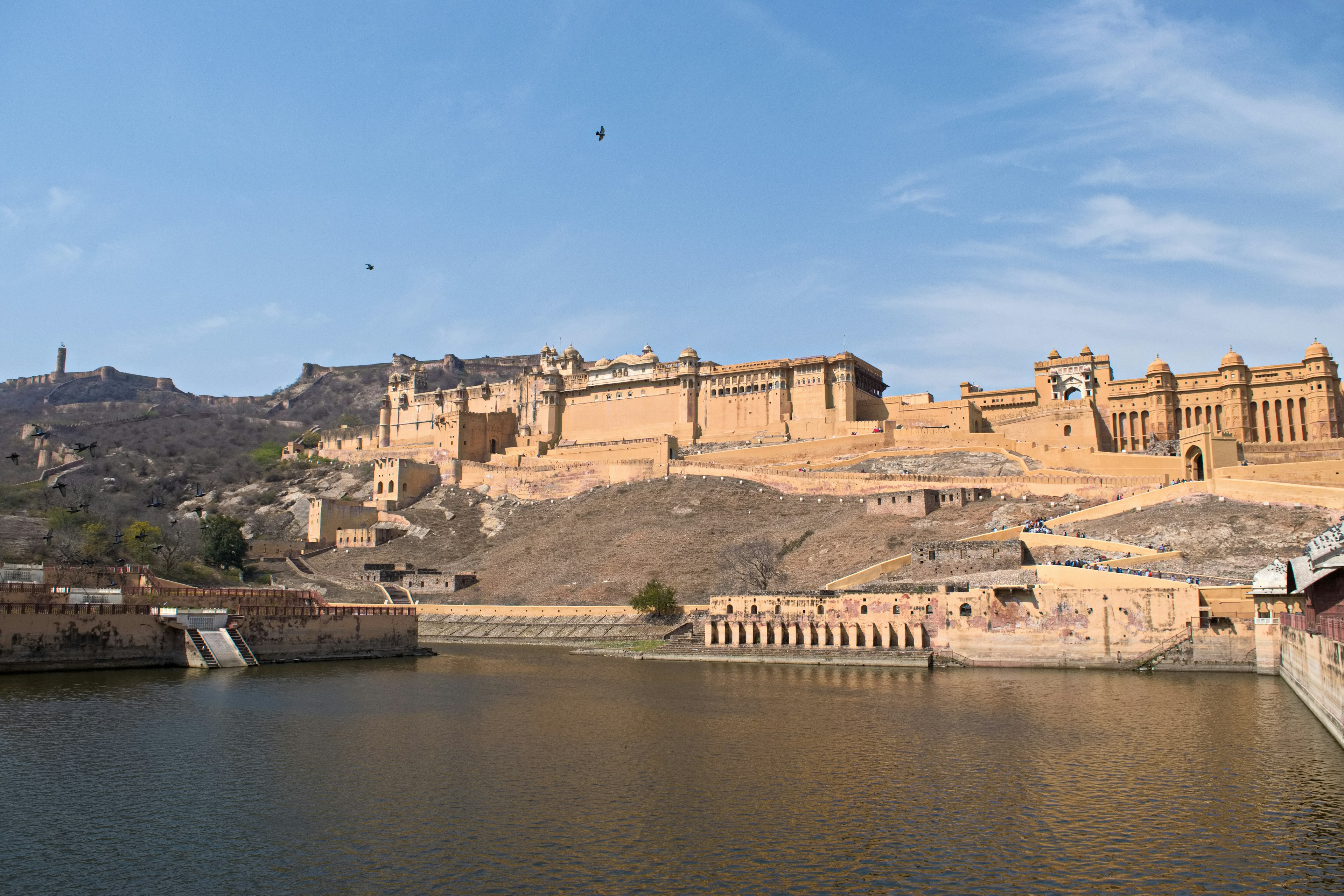 Vue panoramique du Fort d'Amer avec un lac serein au premier plan