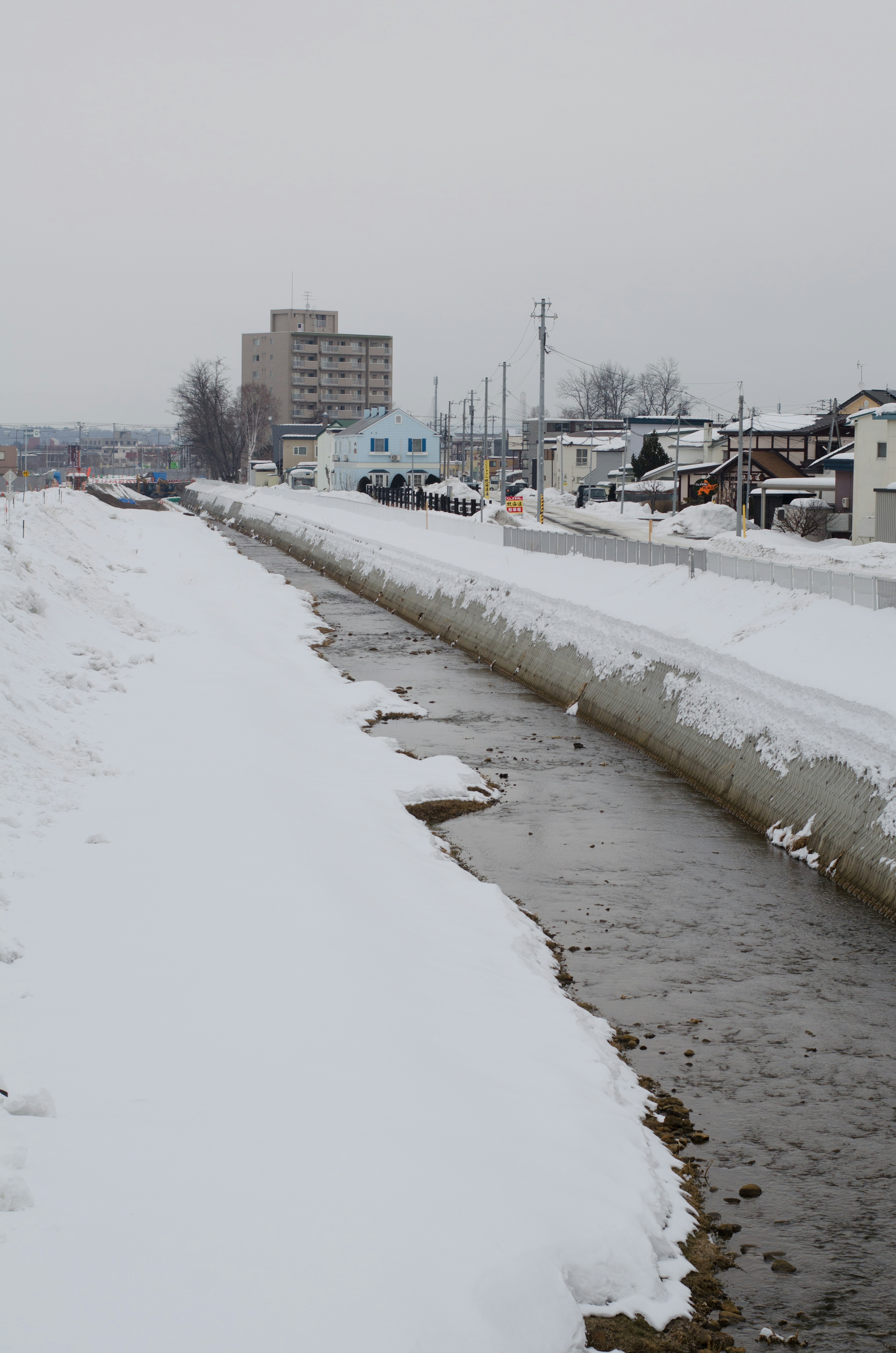 Río cubierto de nieve con edificios circundantes