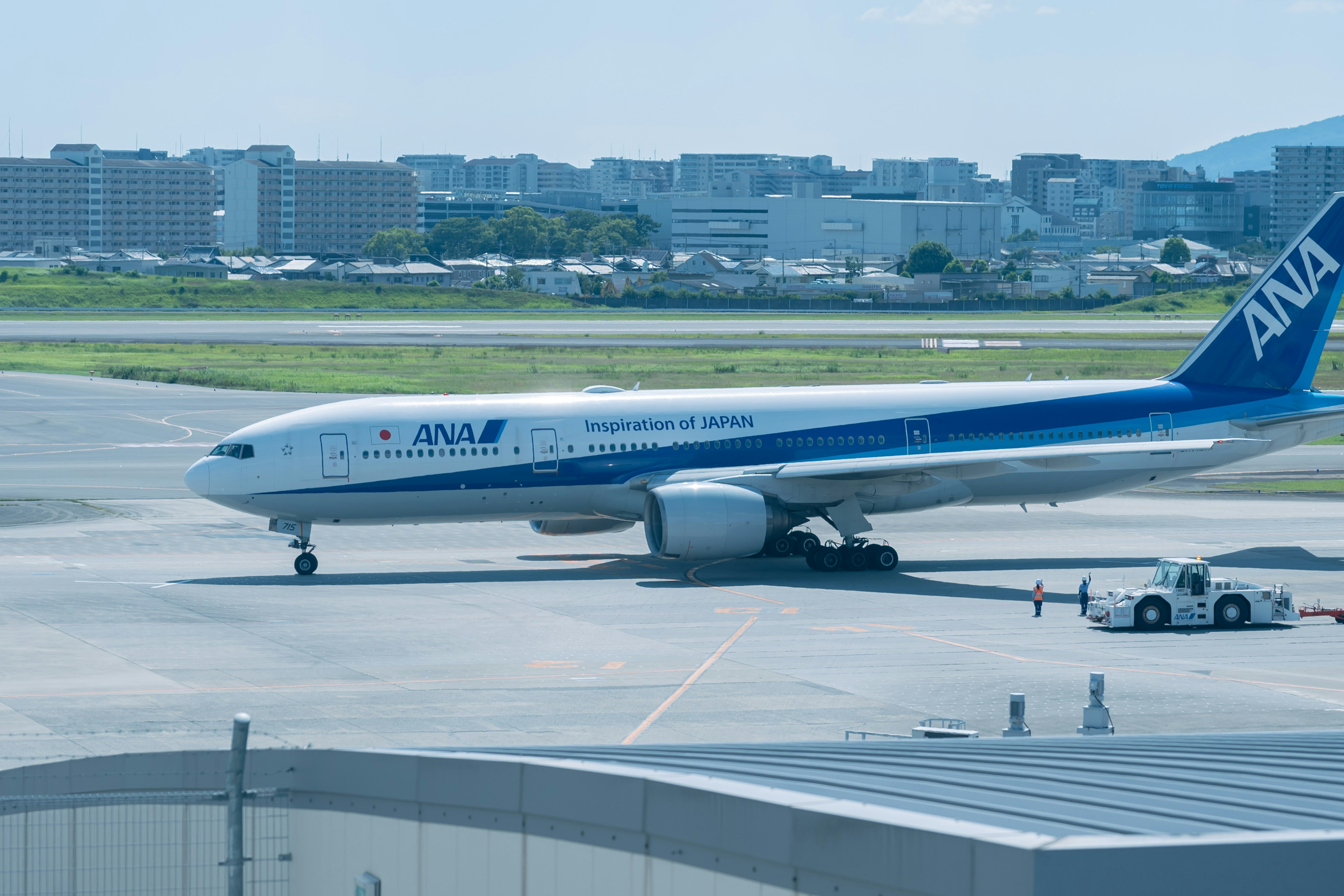 ANA-Flugzeug rollt auf der Startbahn