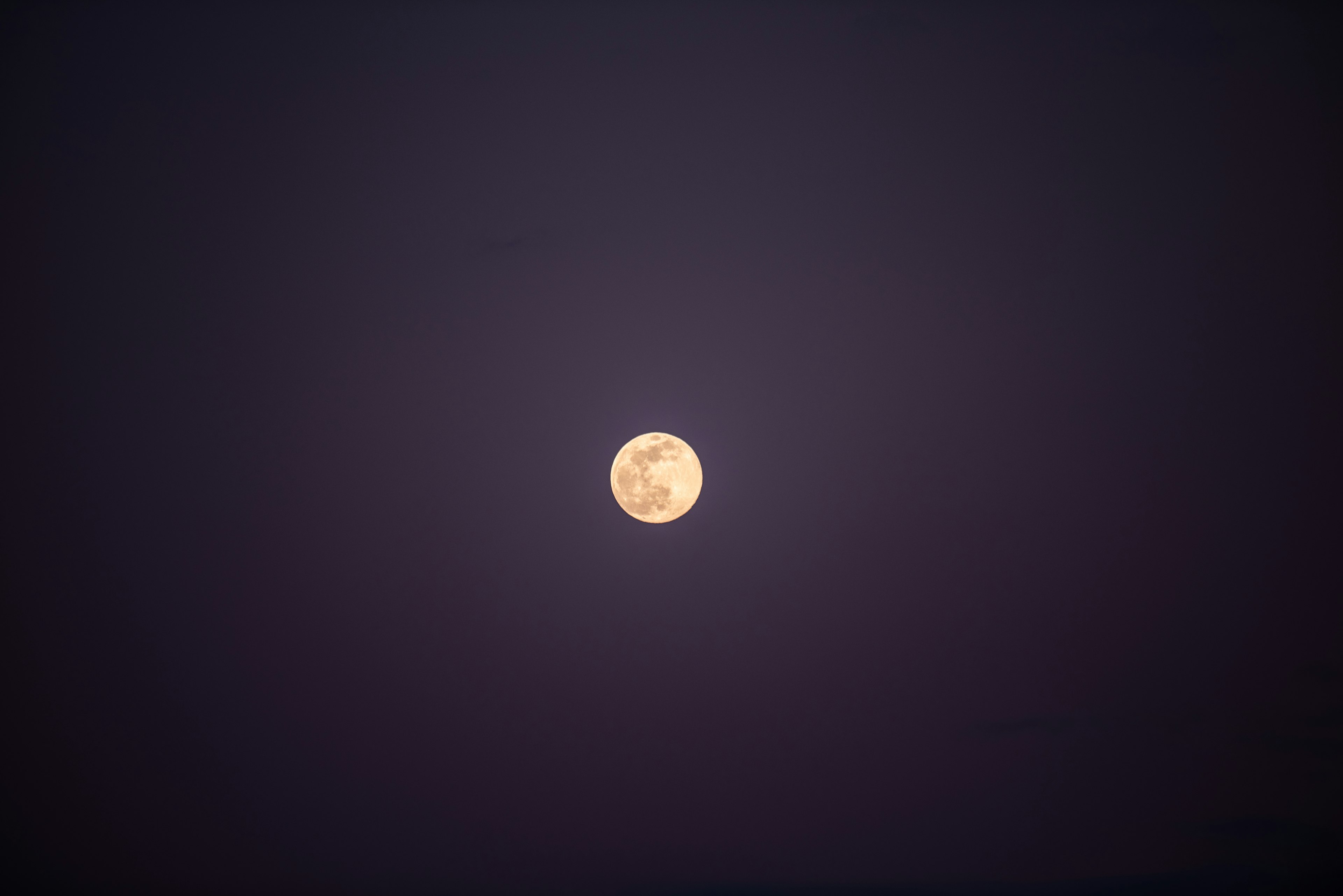 Lune pleine brillante dans le ciel nocturne