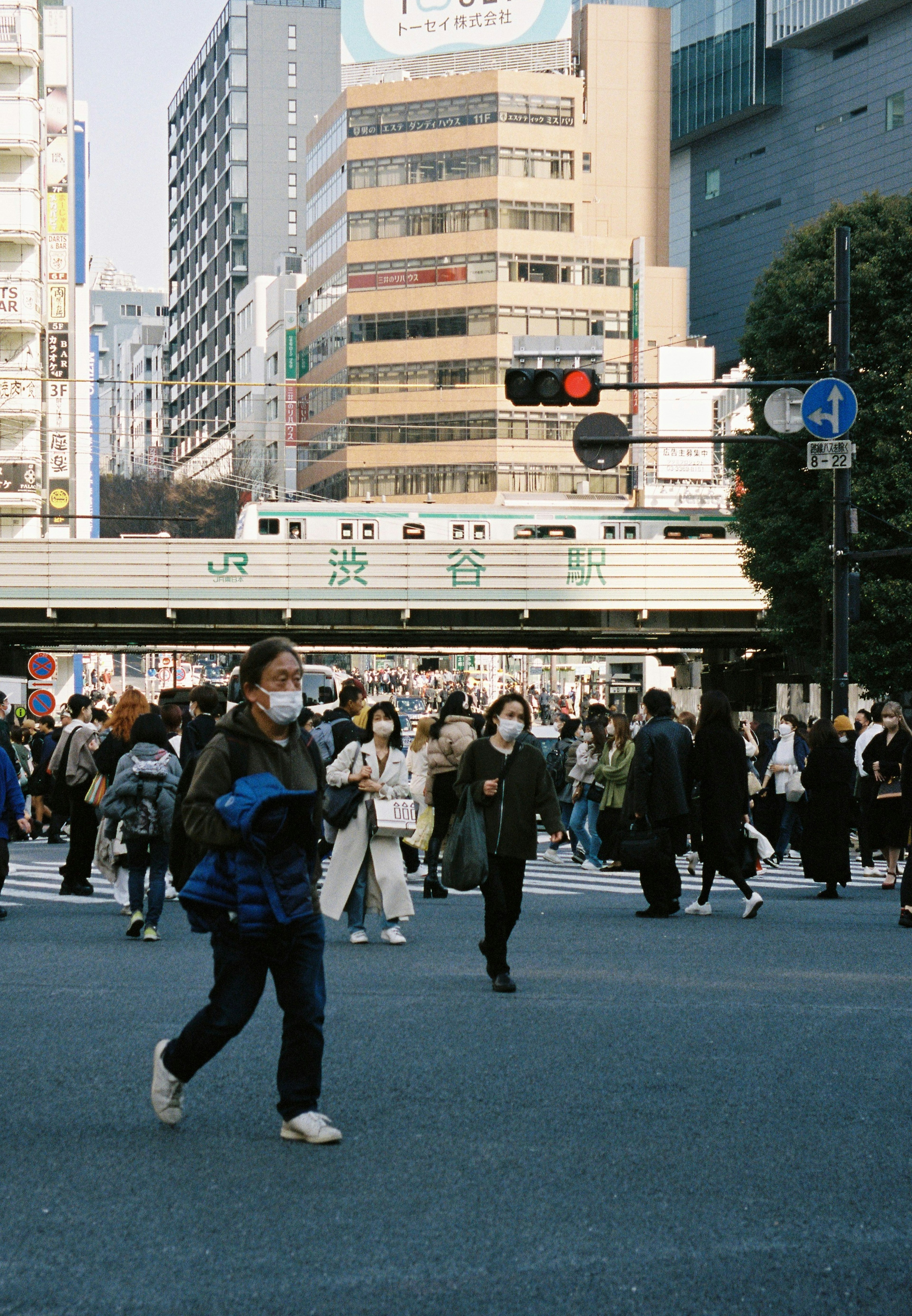 Multitud de personas cruzando una intersección concurrida en la ciudad