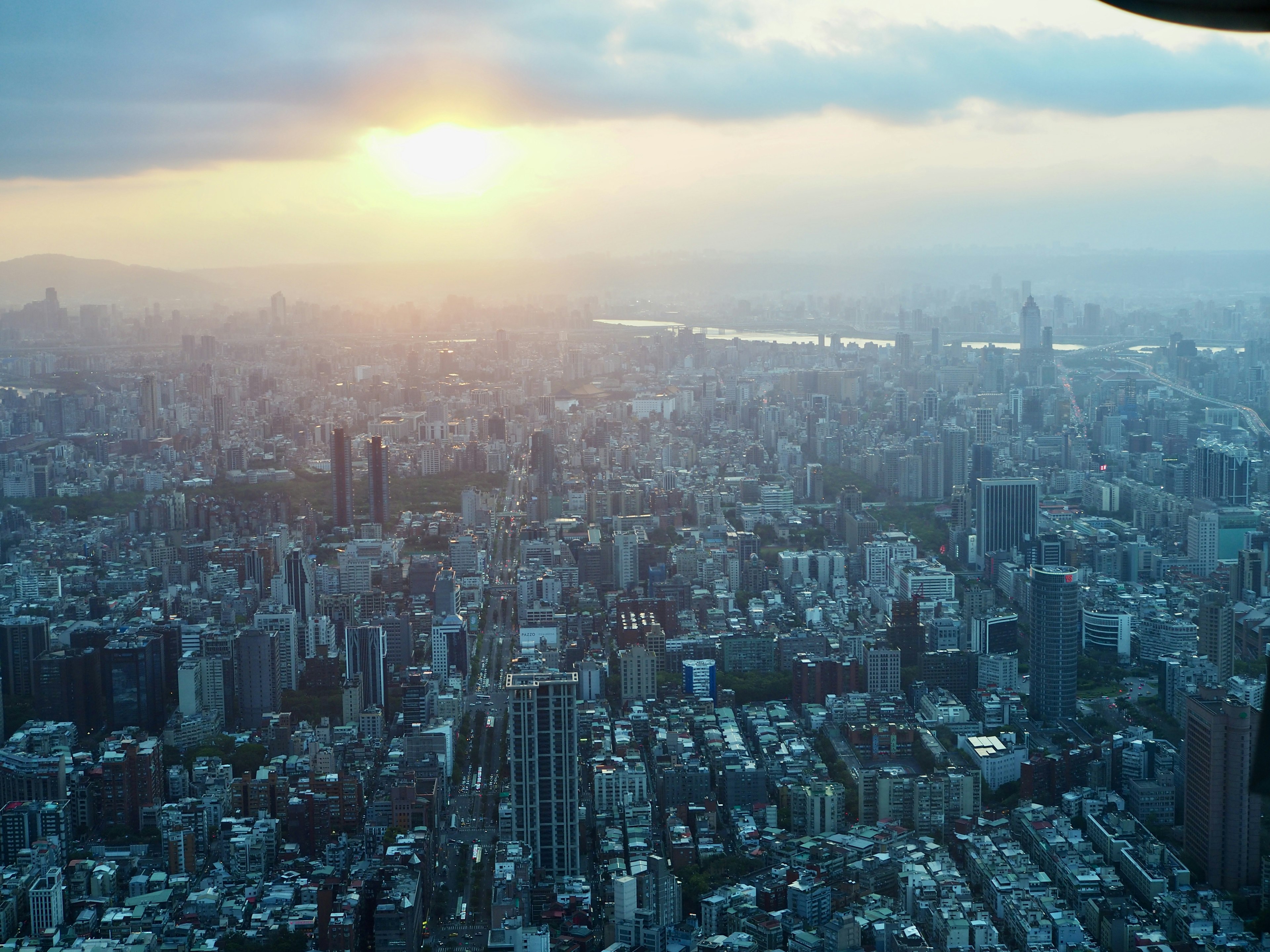 Vaste paysage urbain au coucher du soleil avec des gratte-ciel