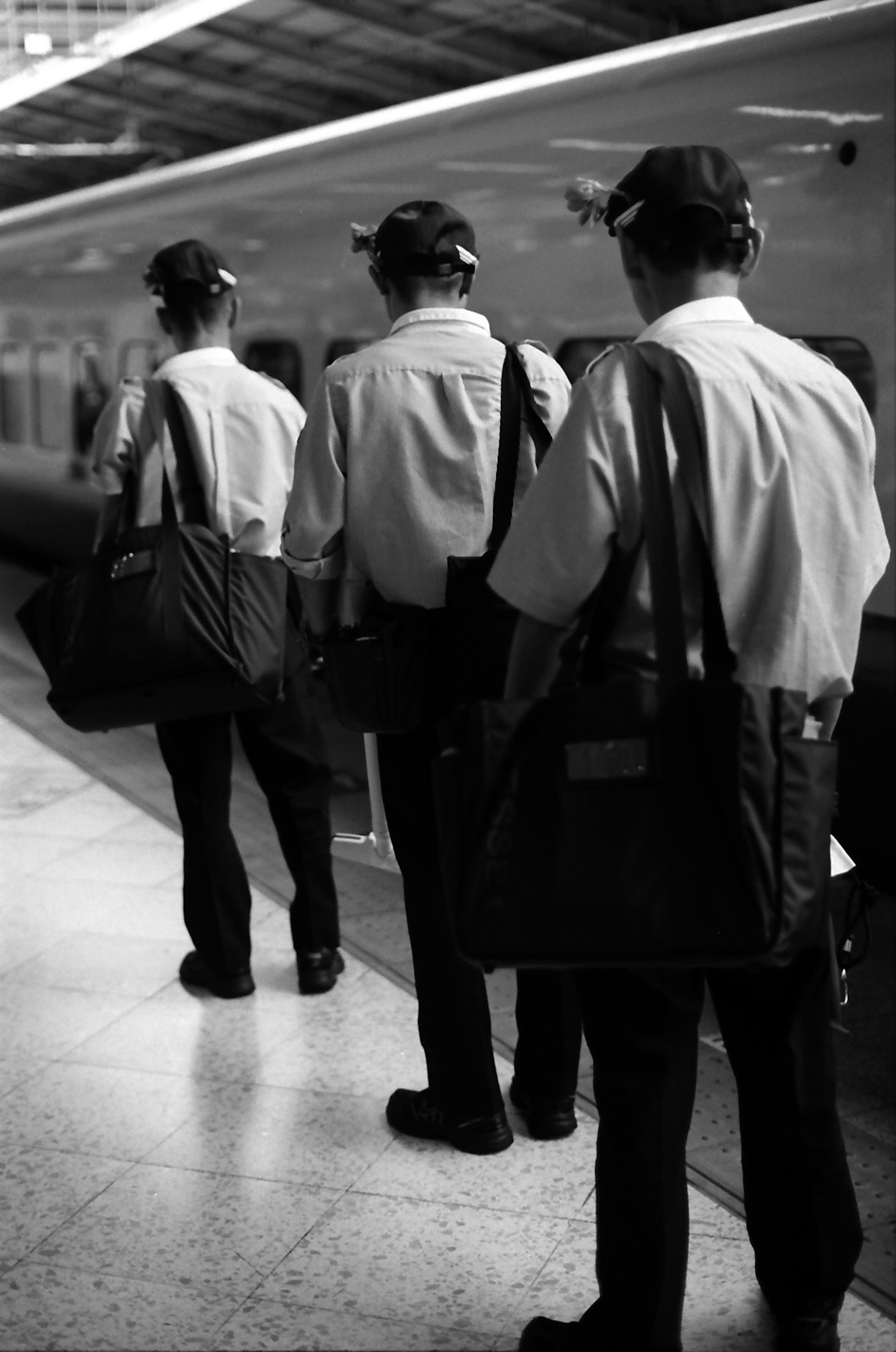 Hommes en uniforme attendant un train à la gare