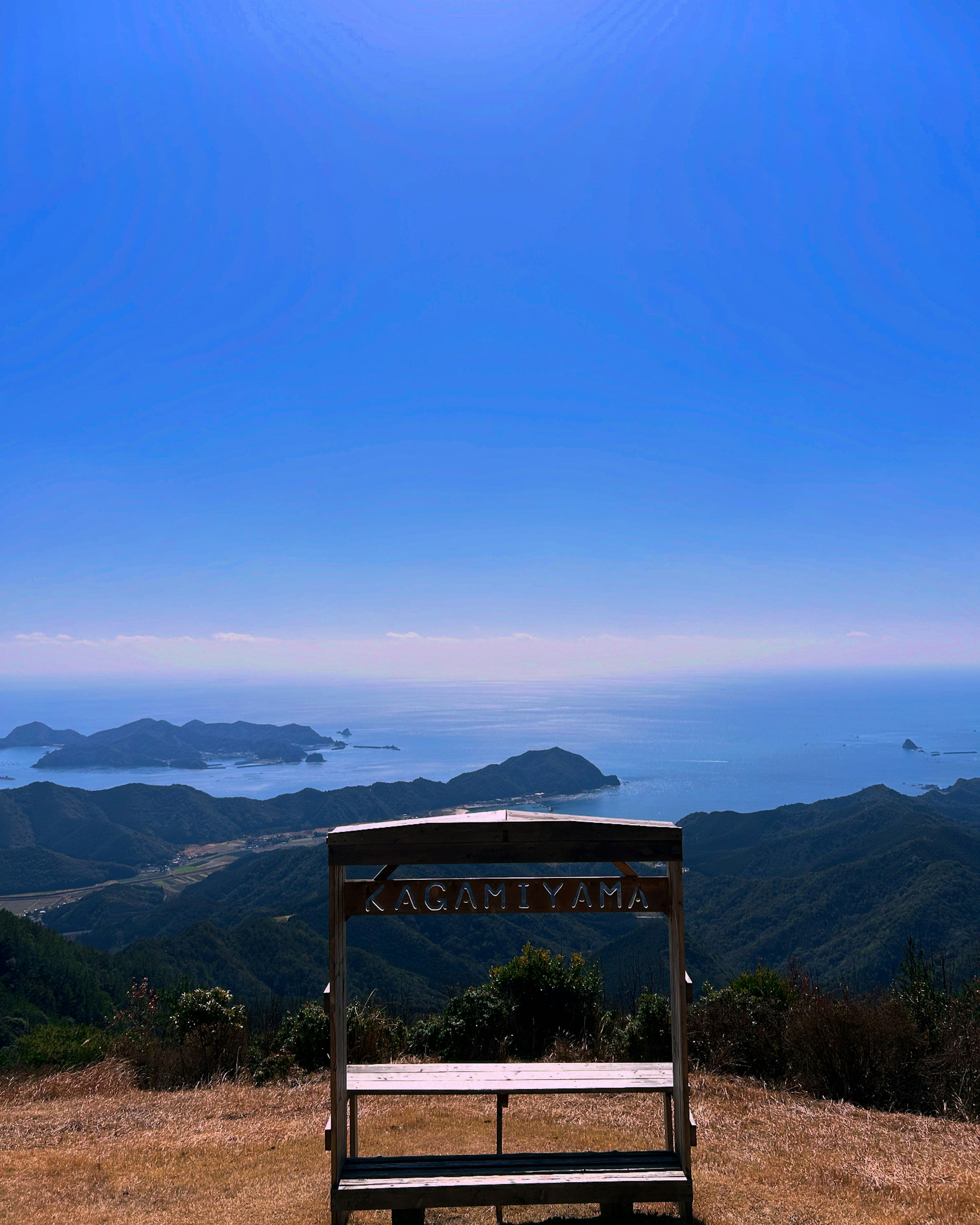 Un banco con vista a un hermoso océano