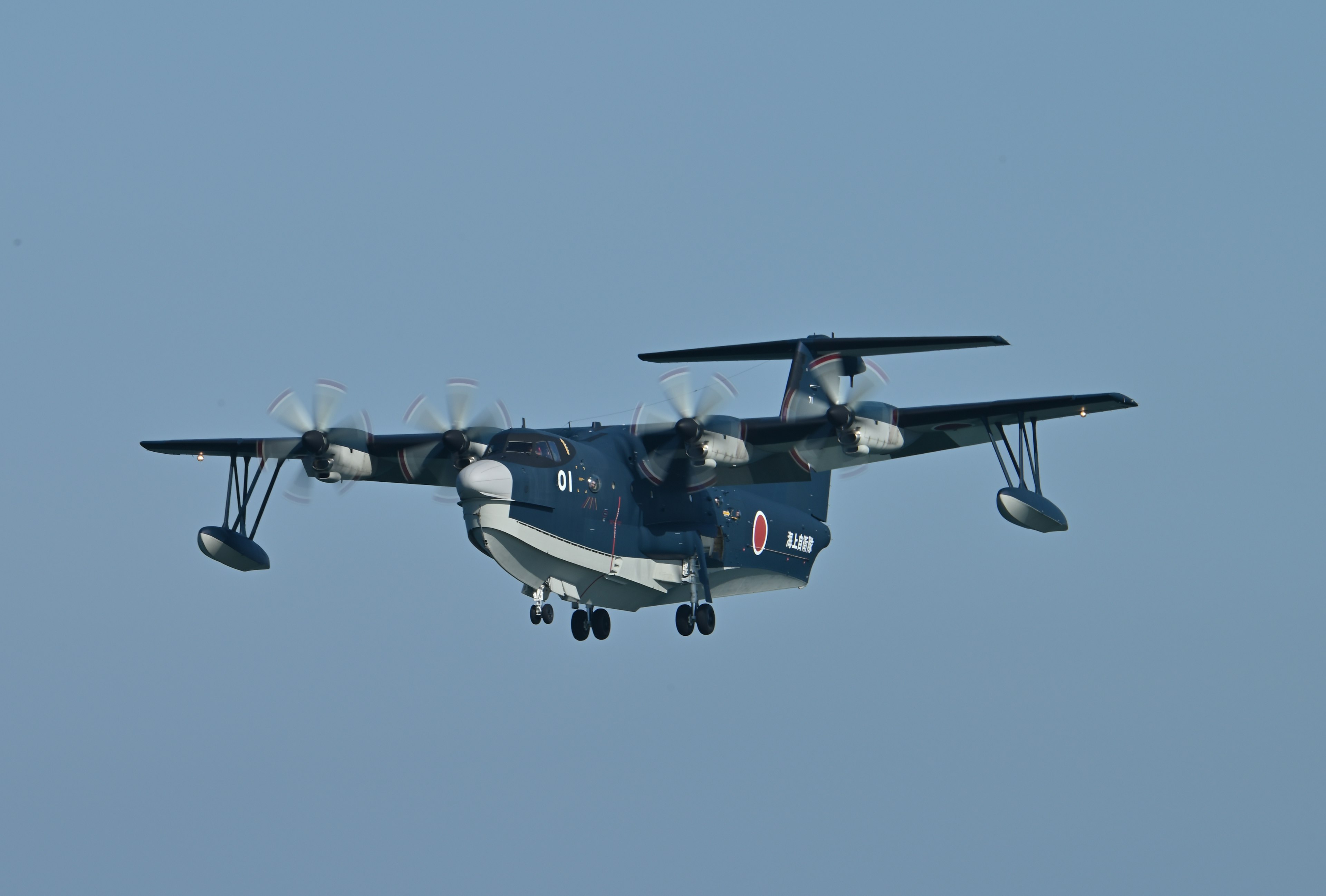 Ein Flugzeug mit einzigartigem Design, das gegen einen blauen Himmel fliegt