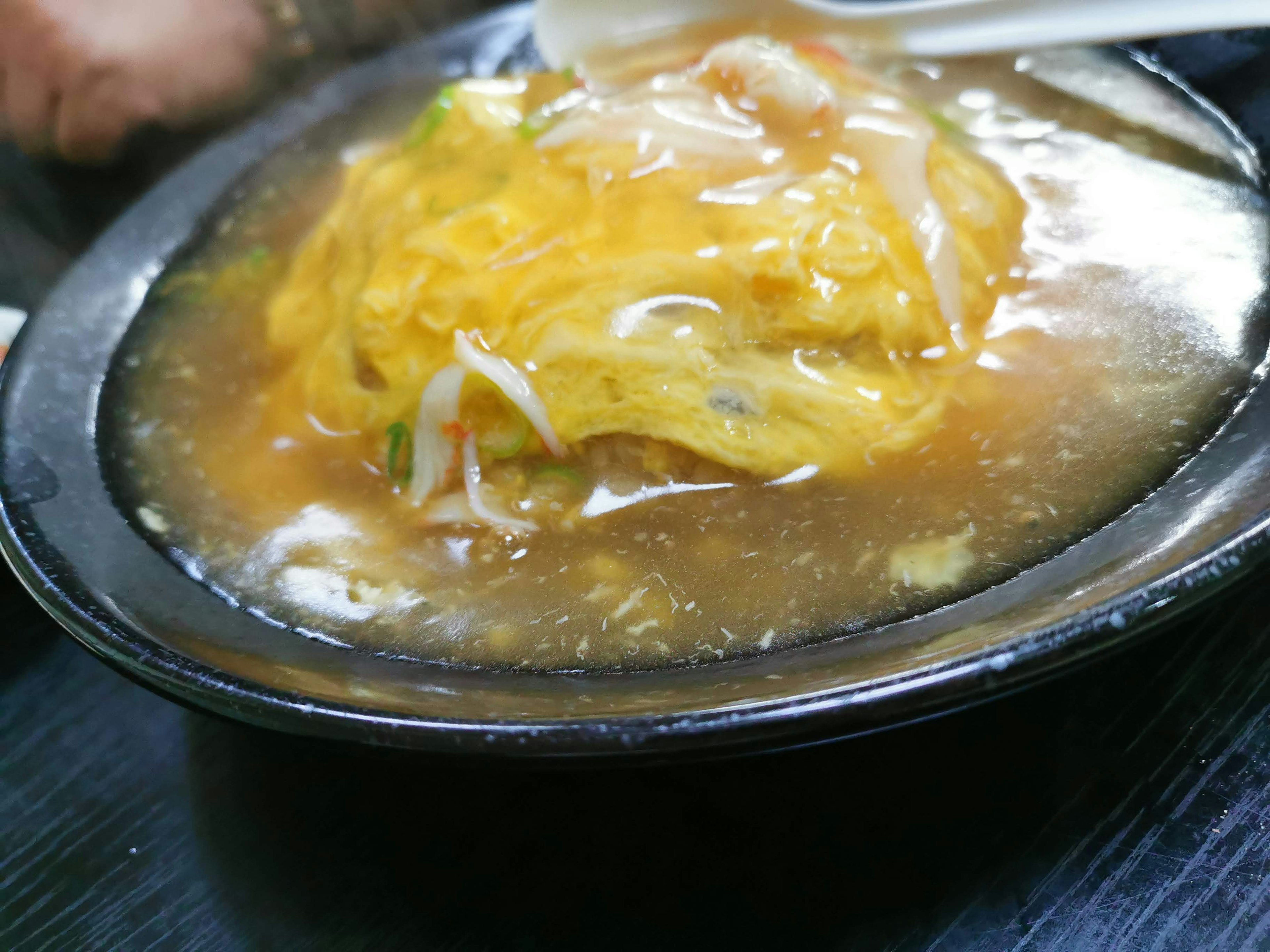 Un piatto caldo con uova e verdure in un brodo saporito