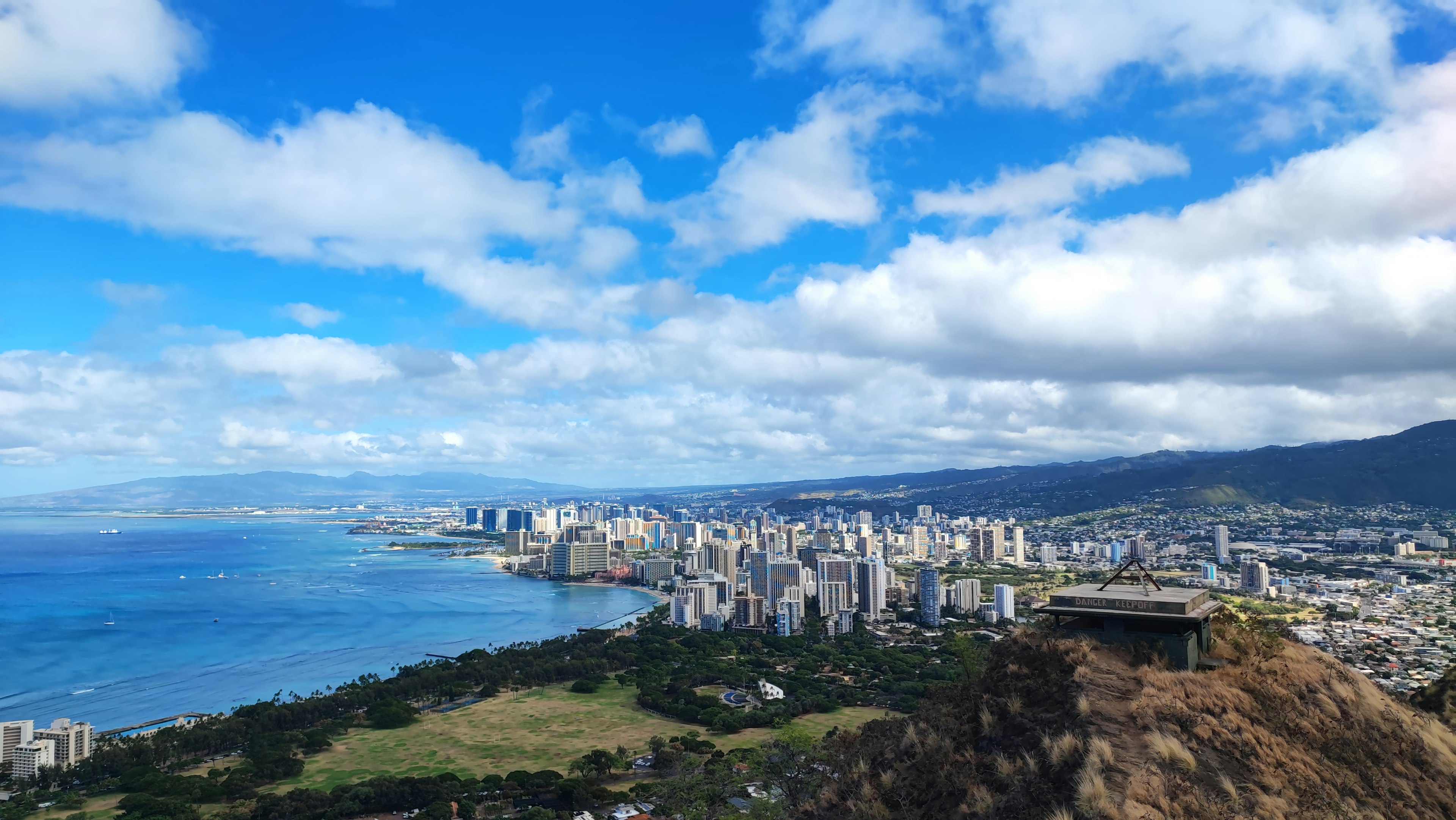 钻石头火山口和檀香山城市景观的全景