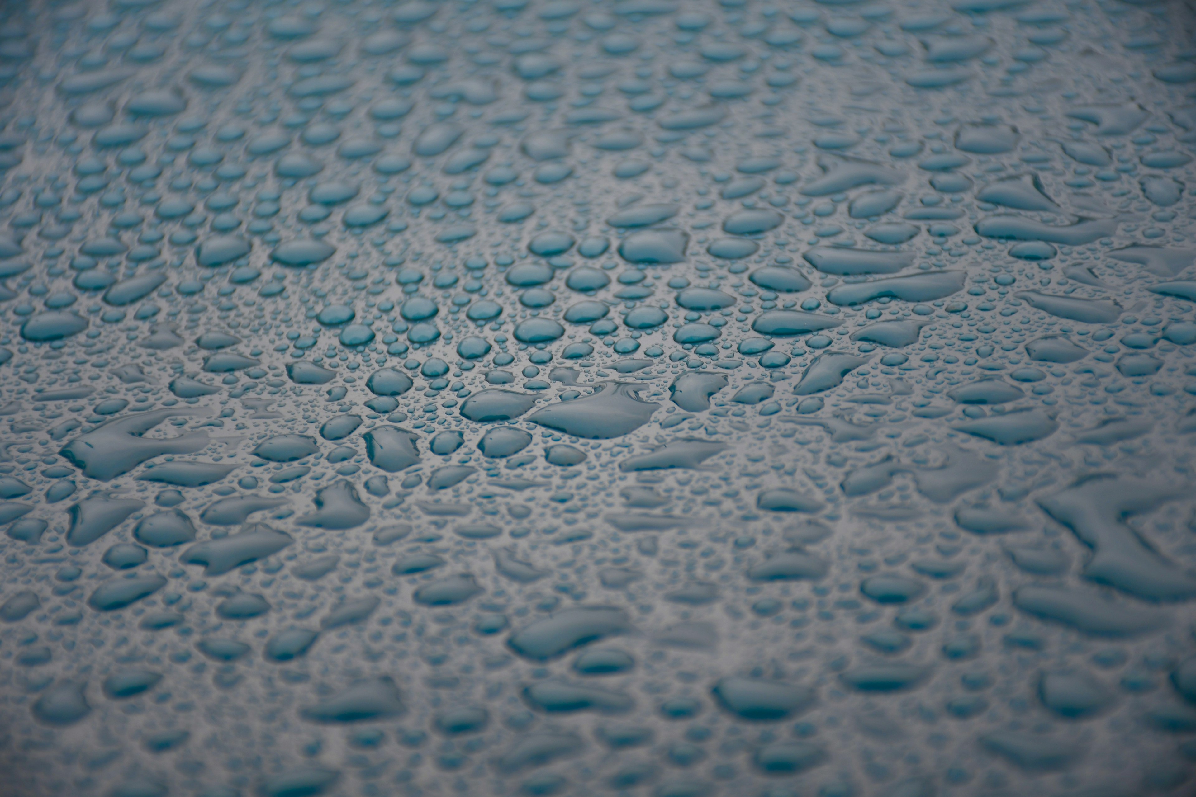 Gouttes d'eau sur une surface bleue