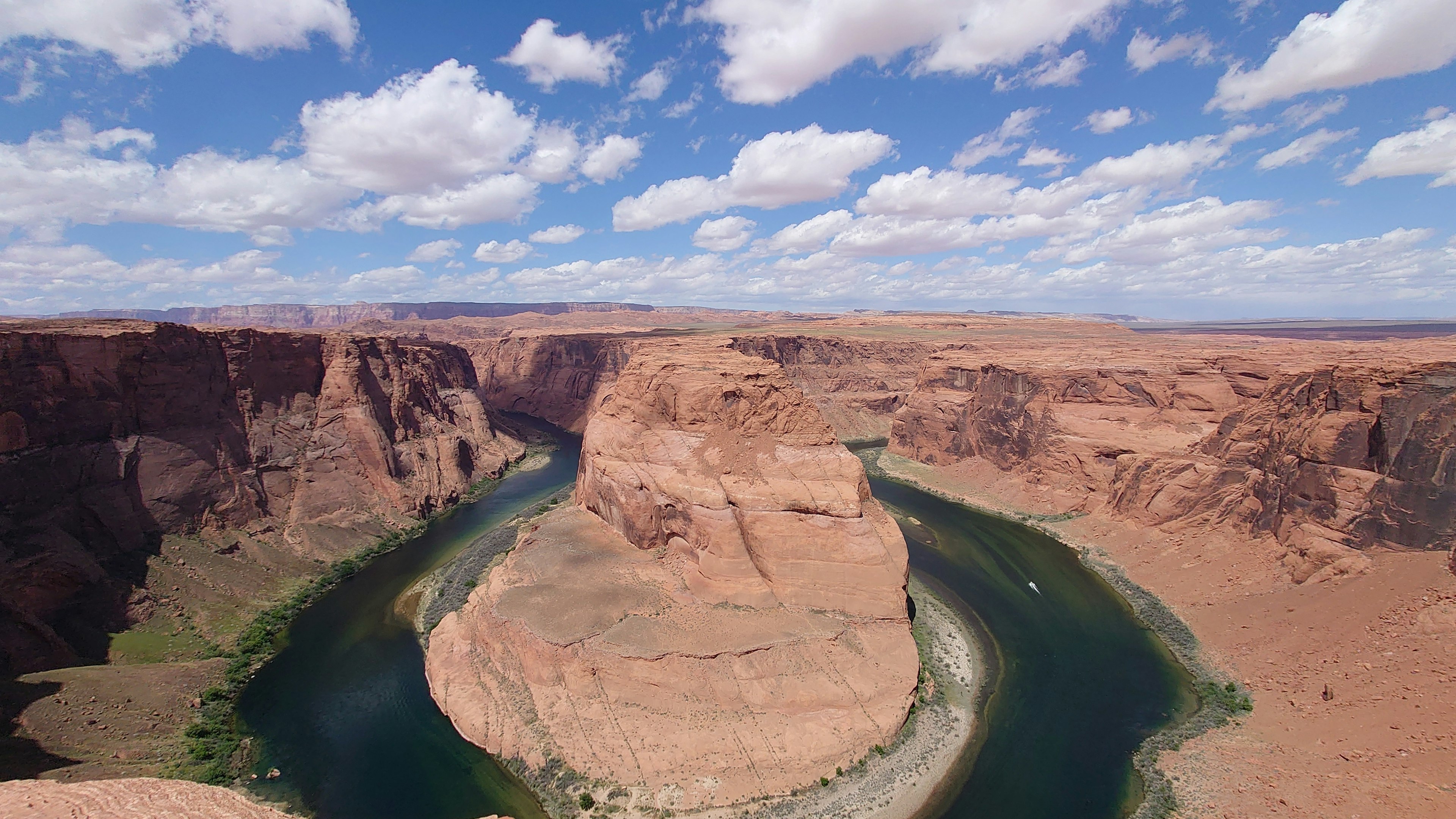 ทิวทัศน์ที่น่าทึ่งของ Horseshoe Bend ท้องฟ้าสีฟ้าและเมฆขาว โค้งของแม่น้ำและหุบเขา