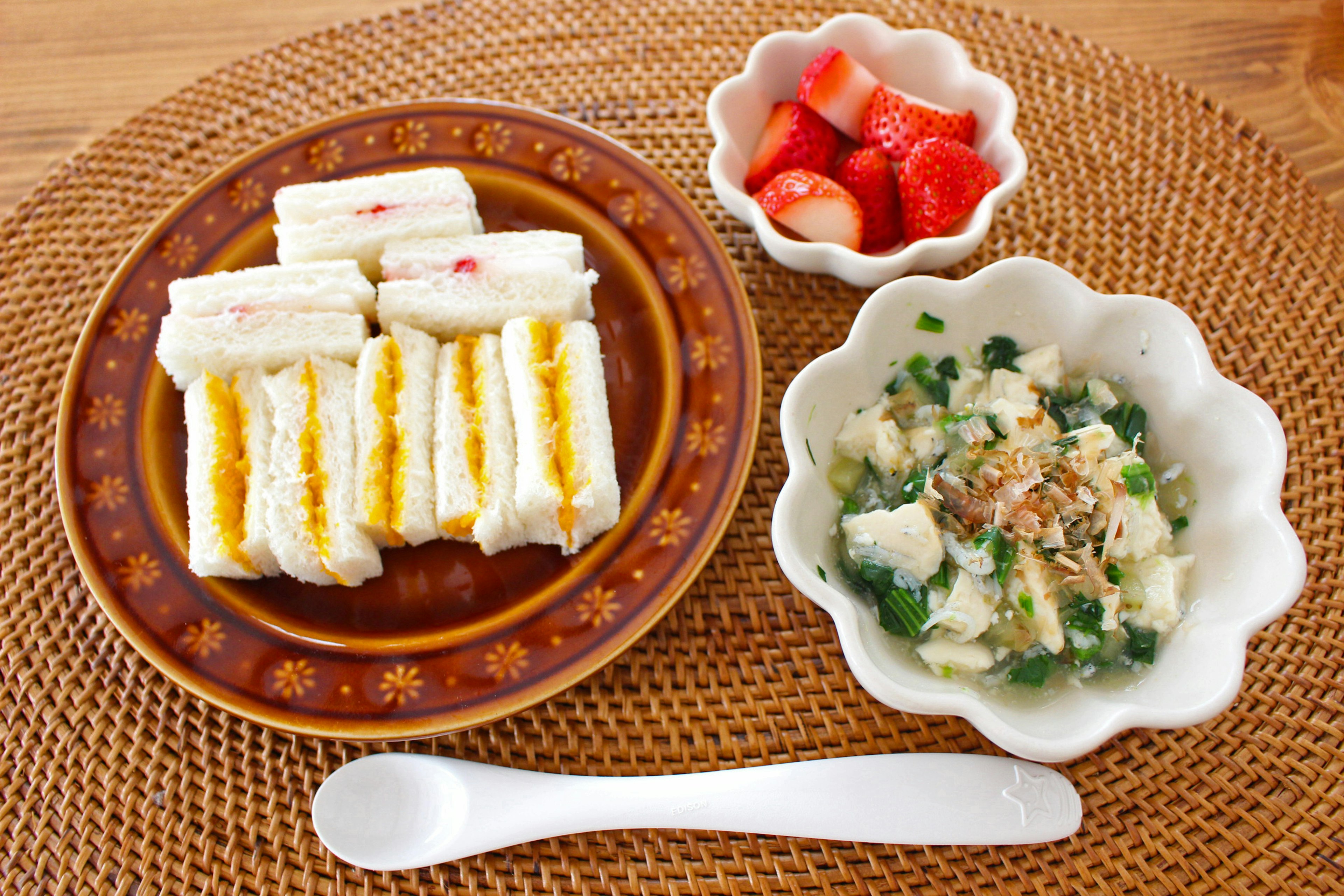 Piring sarapan dengan sandwich stroberi dan sup