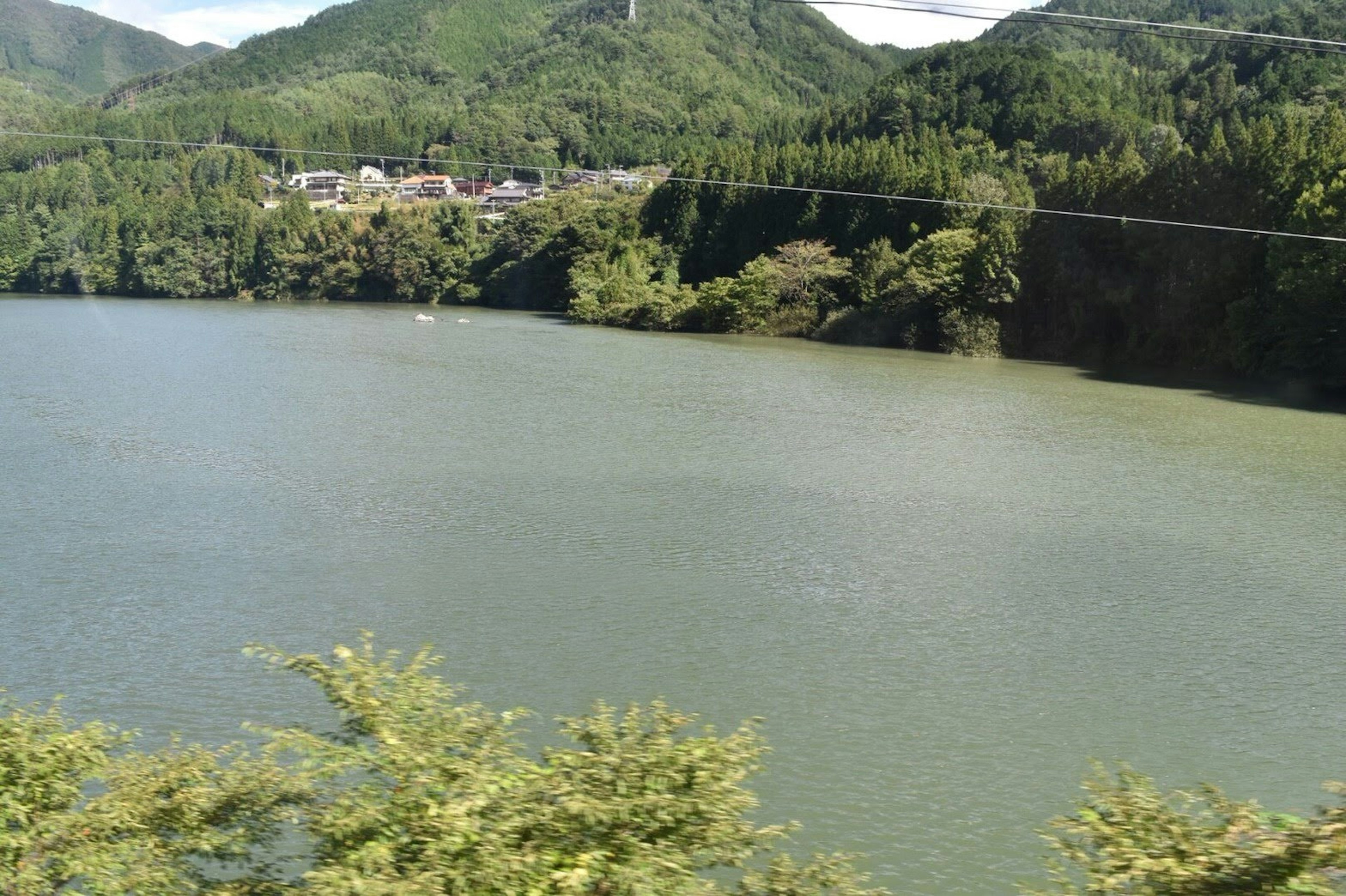 Lac serein entouré de montagnes verdoyantes