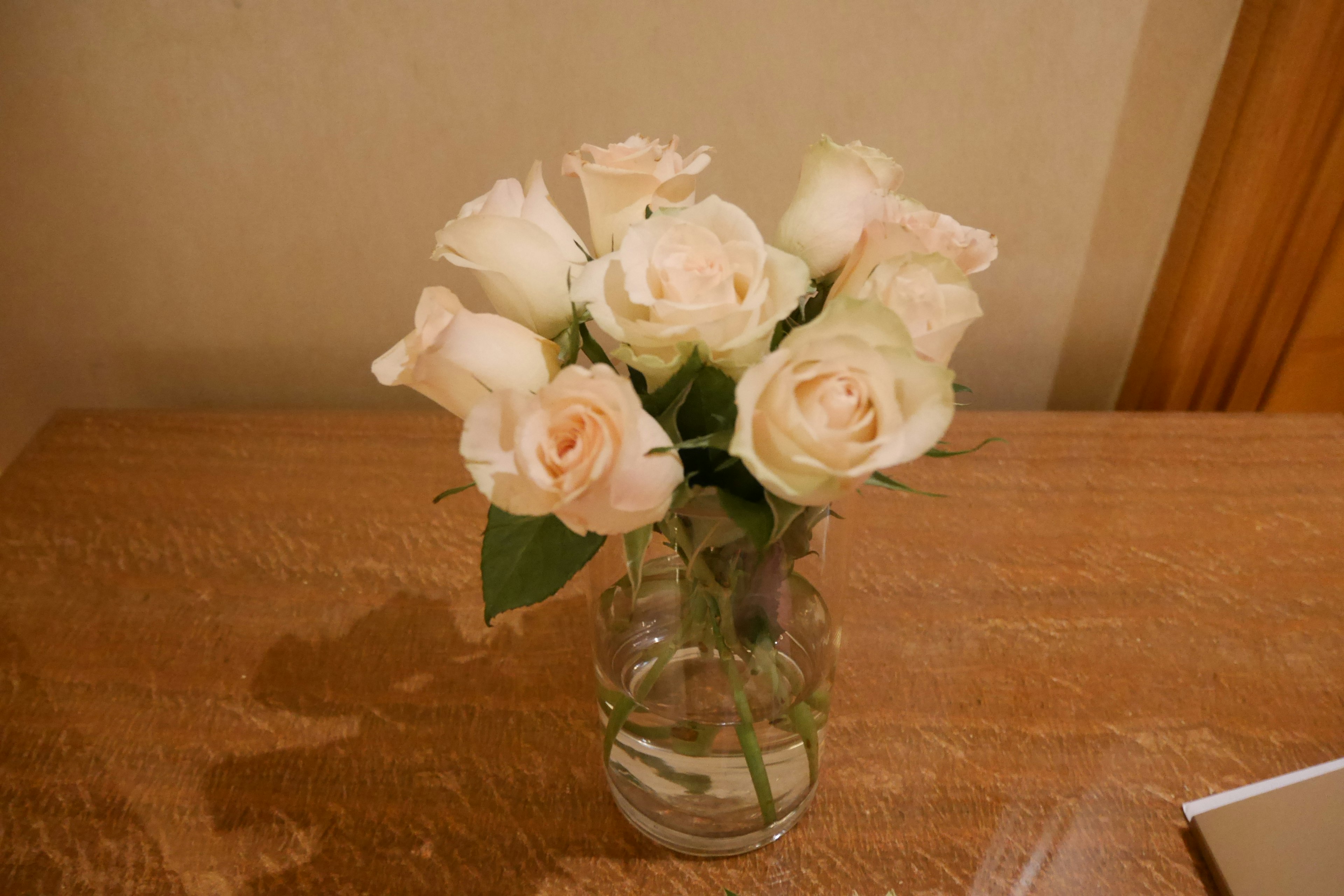 Un mazzo di rose rosa in un vaso di vetro