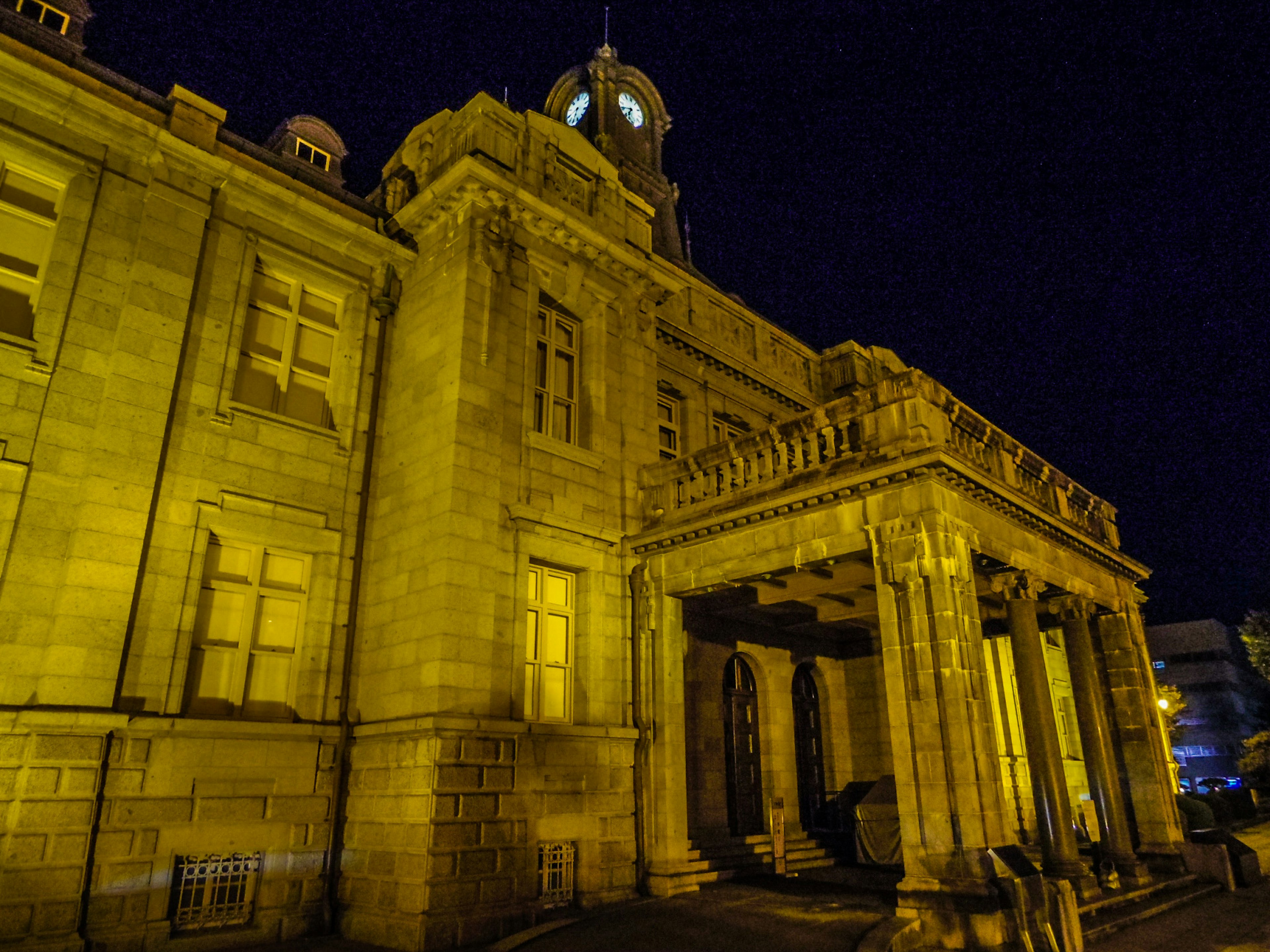 Fachada de un edificio histórico iluminada por la noche