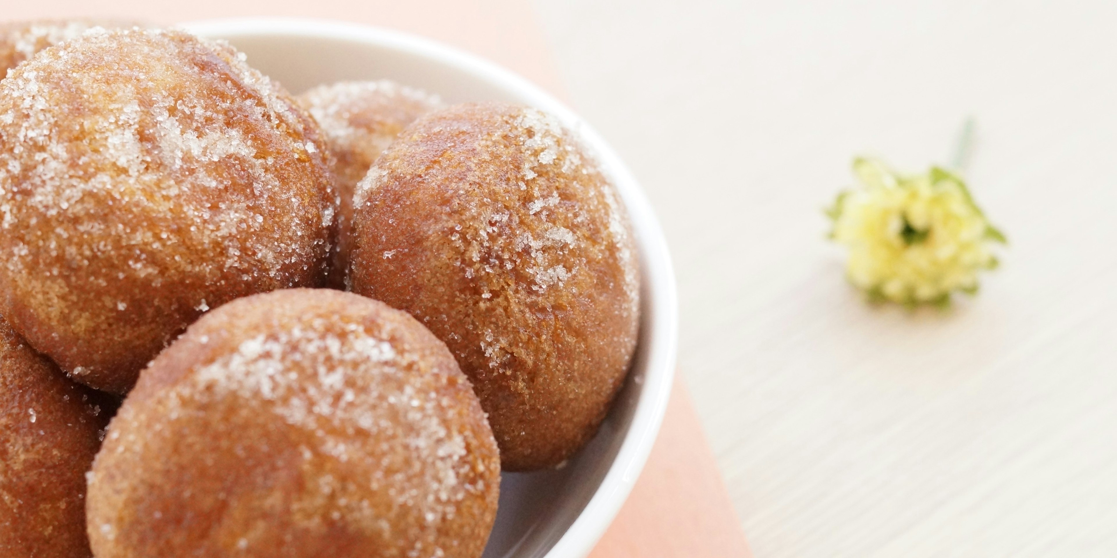 Tazón de bolas de masa fritas cubiertas de azúcar