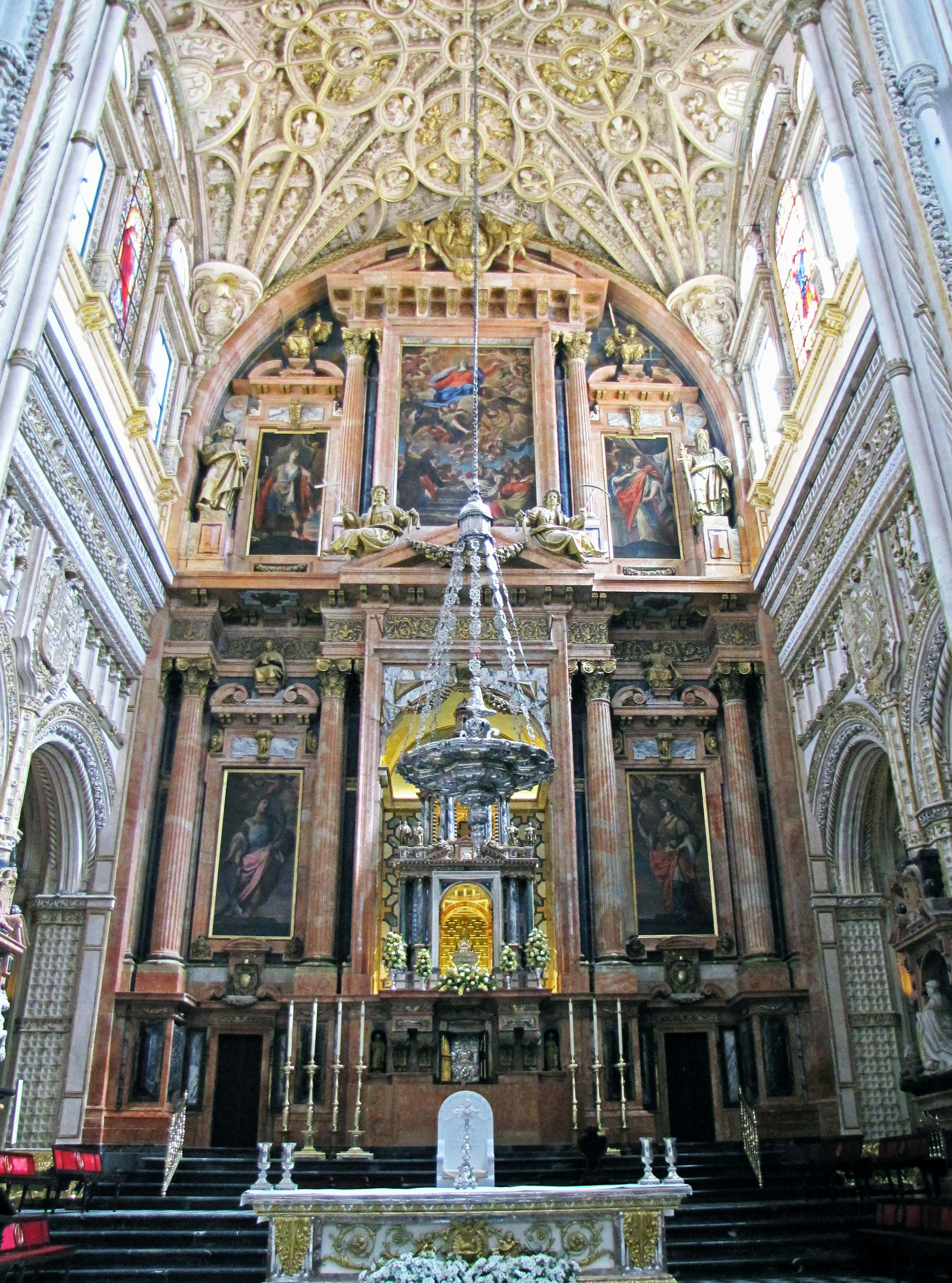 Hermoso interior de iglesia con techo ornamentado y altar