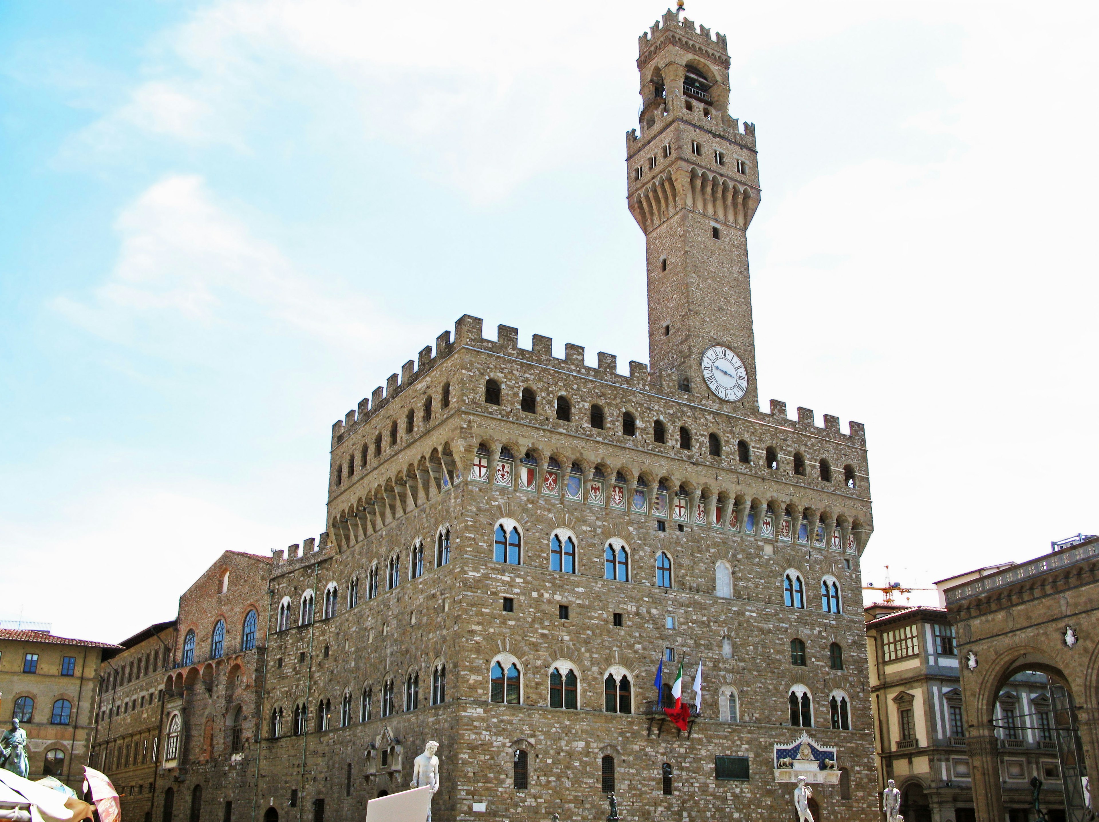 Bâtiment en pierre du Palazzo Vecchio à Florence avec une tour horloge