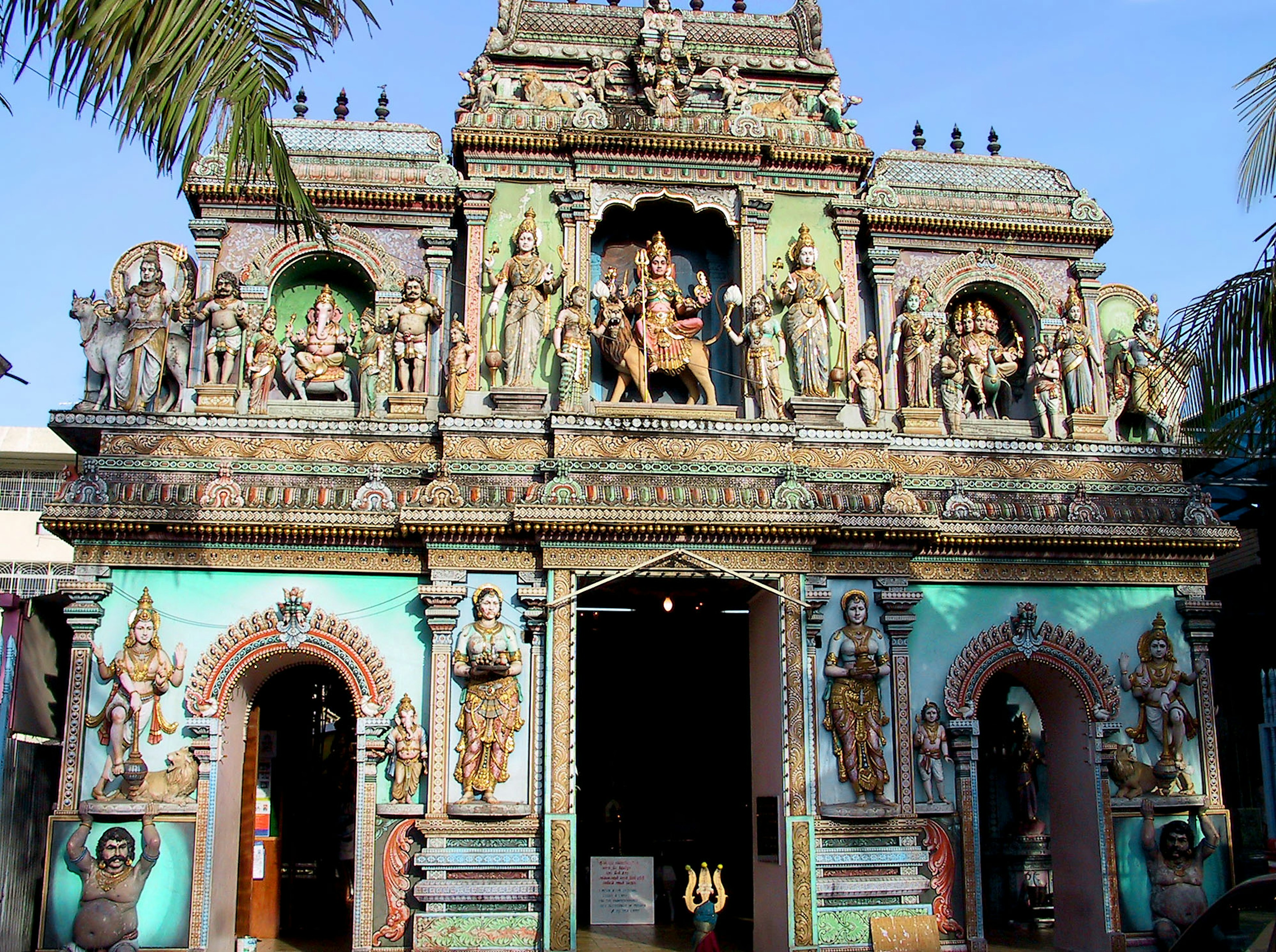 Façade colorée d'un temple ornée de sculptures complexes