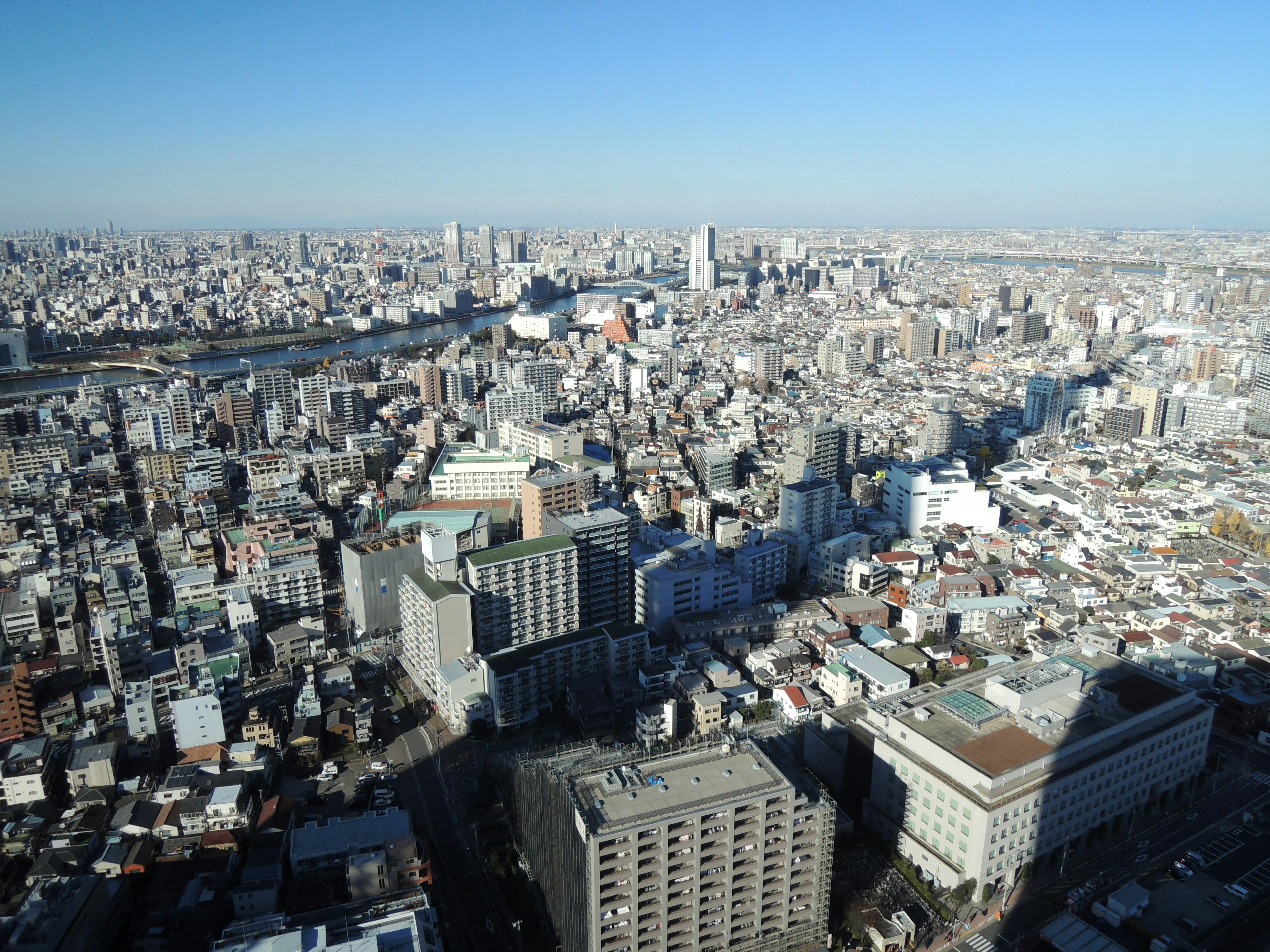 ภาพพาโนรามาของภูมิทัศน์เมืองโตเกียวที่กว้างใหญ่