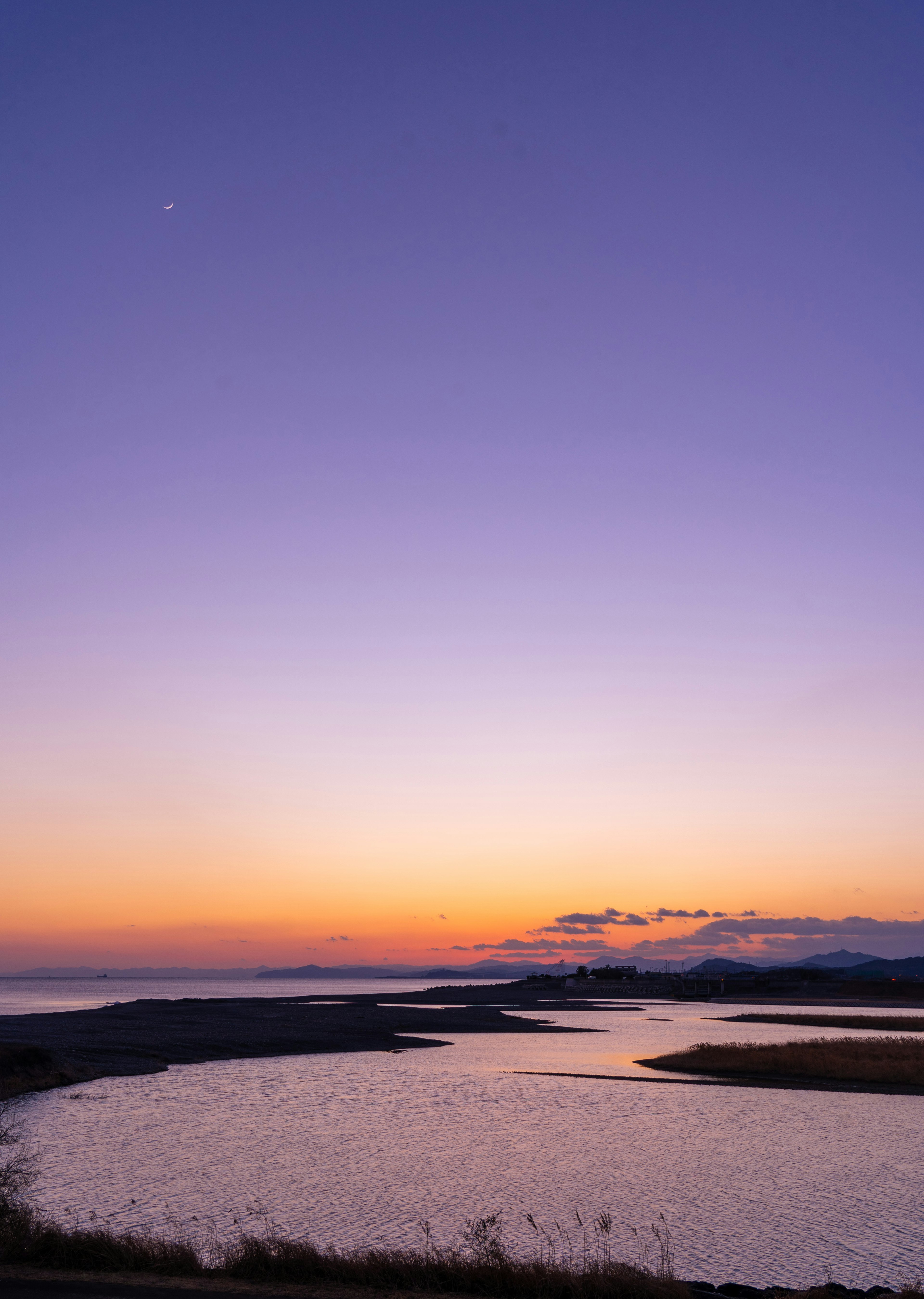 夕焼けの海と川の風景色