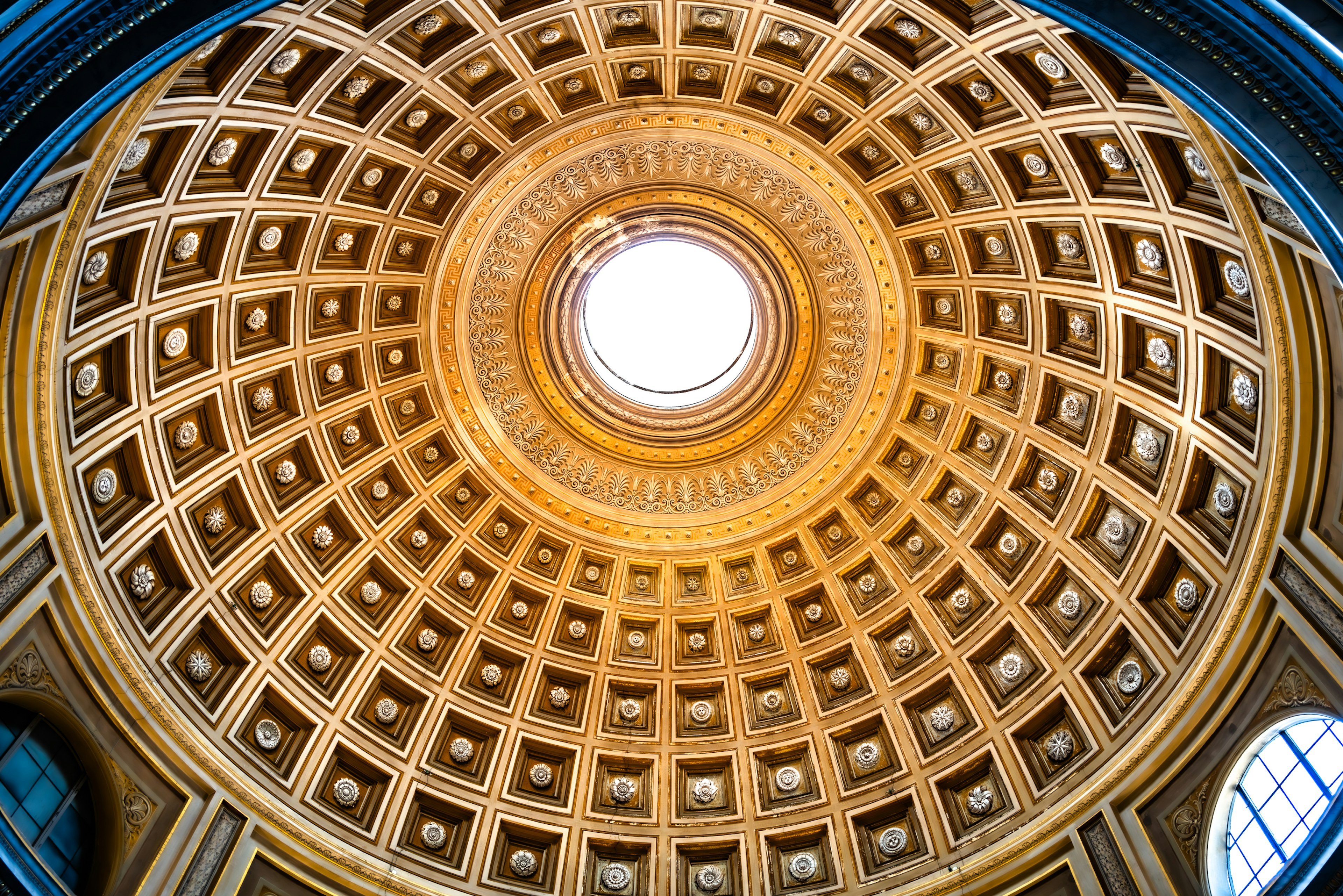 Diseño detallado de un hermoso techo de cúpula con una abertura central de luz