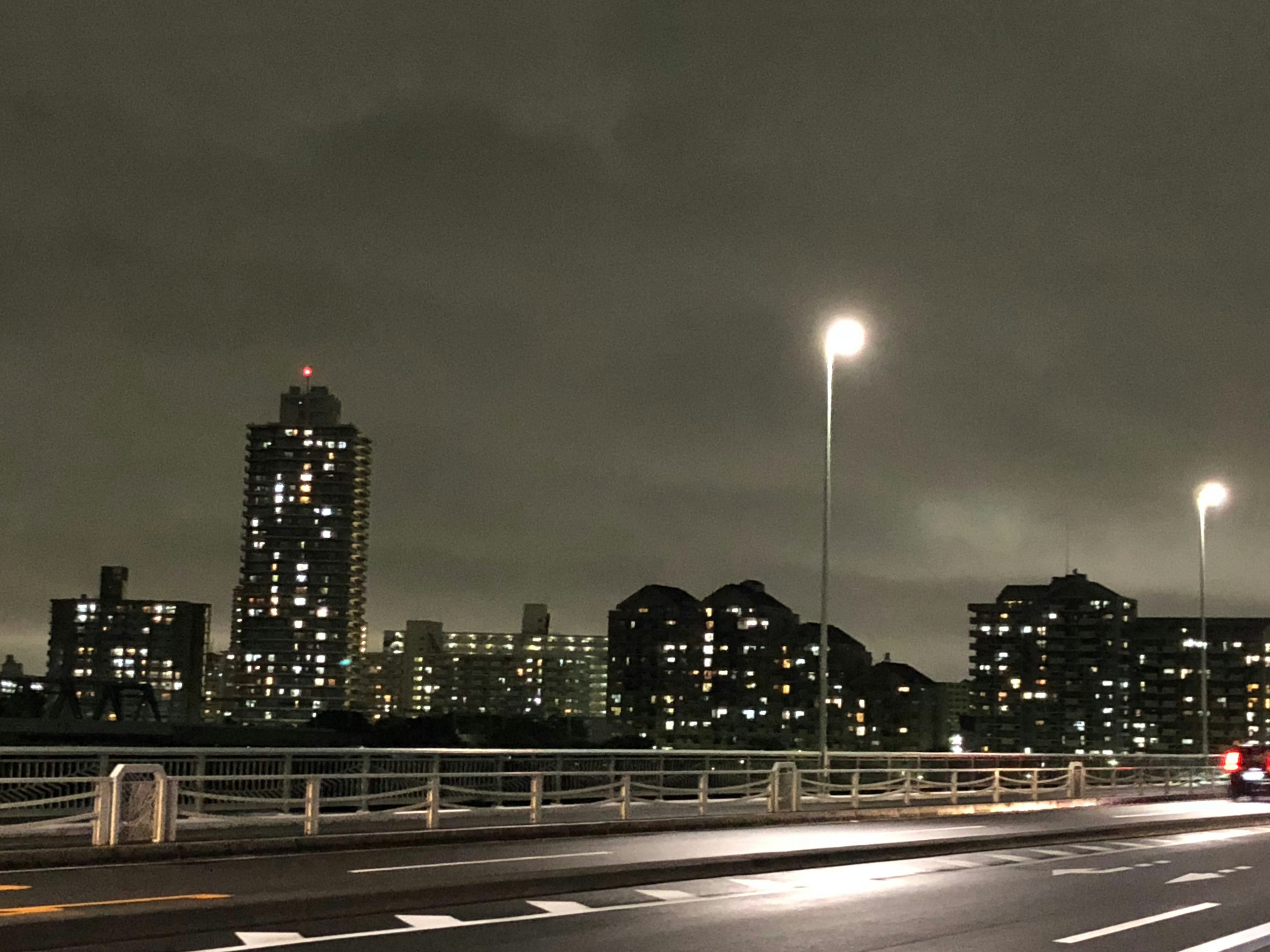 Pemandangan kota malam dengan gedung pencakar langit dan lampu jalan