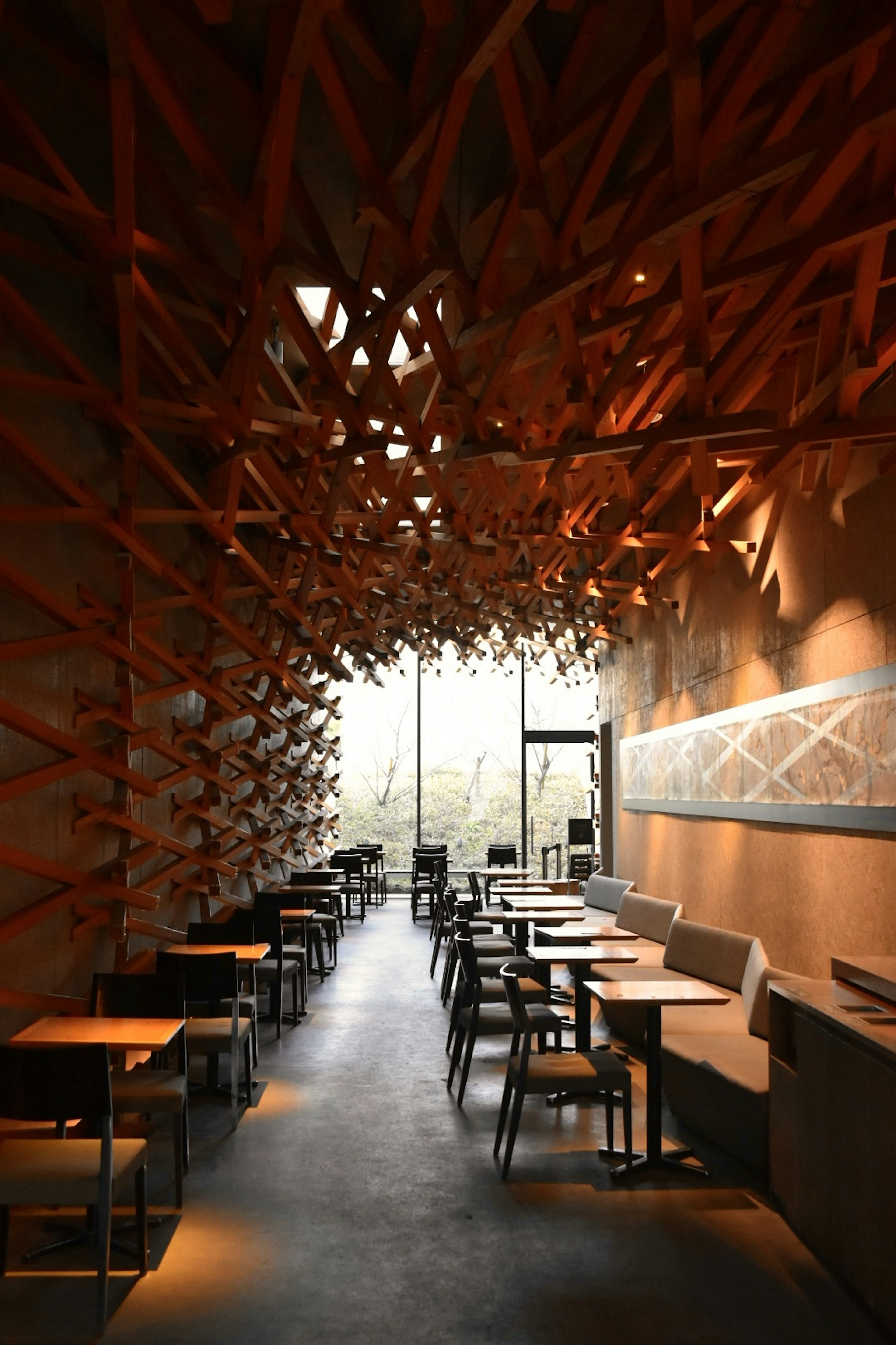 Interior kafe dengan desain unik dengan dekorasi kayu yang stylish dan meja yang tertata