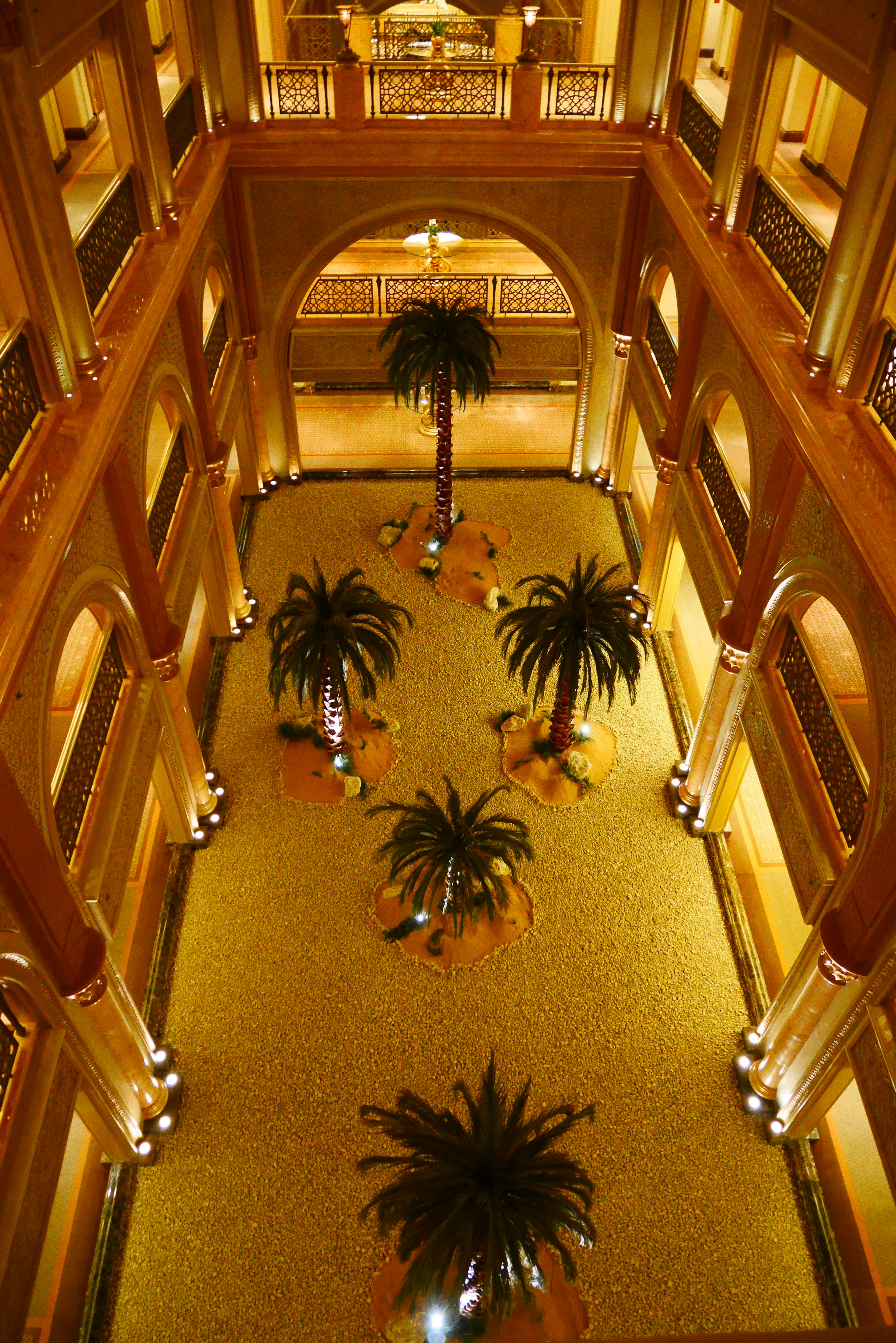 Lobby luxueux avec des palmiers et une décoration dorée