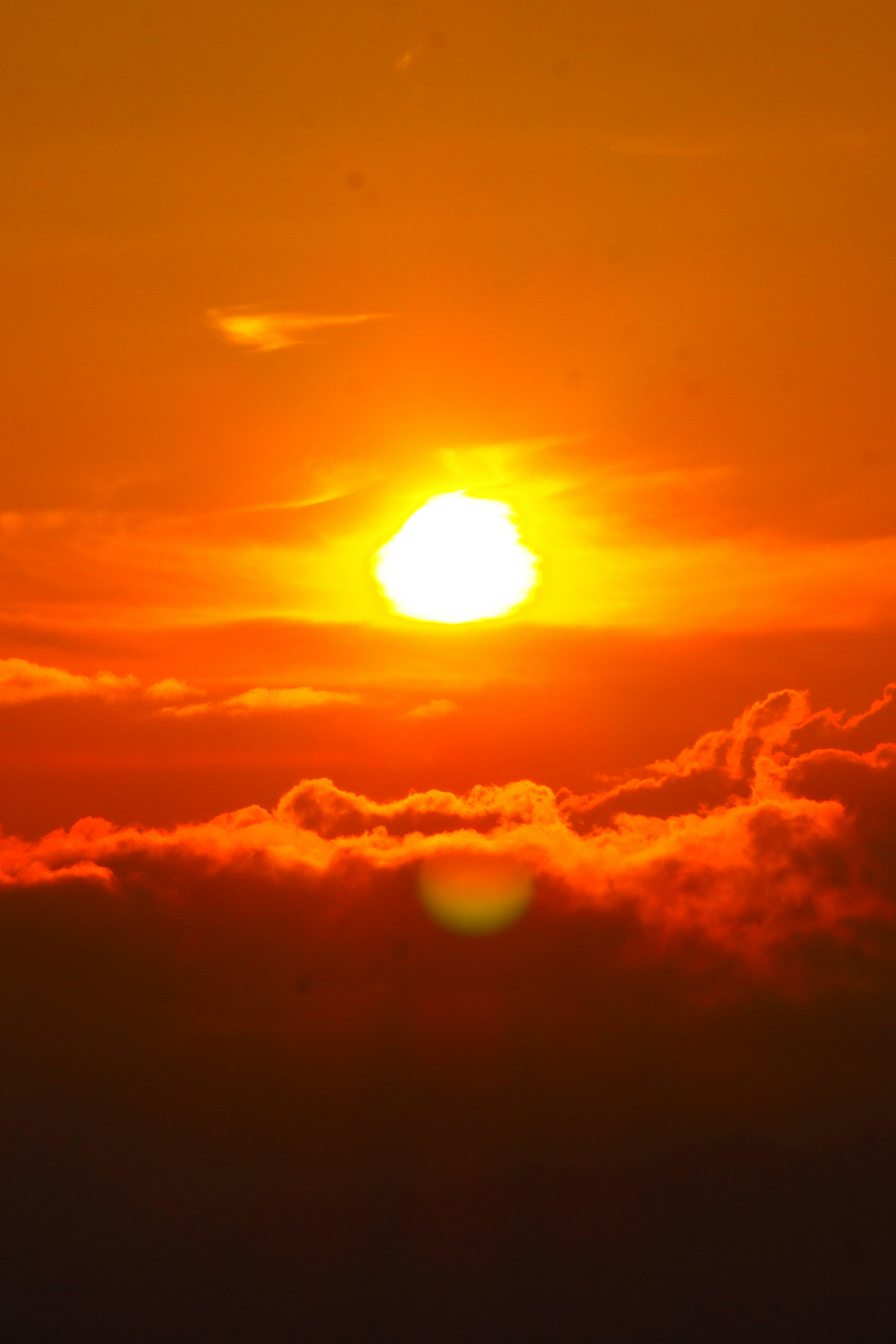 Ein schöner Sonnenuntergang, der über den Wolken strahlt