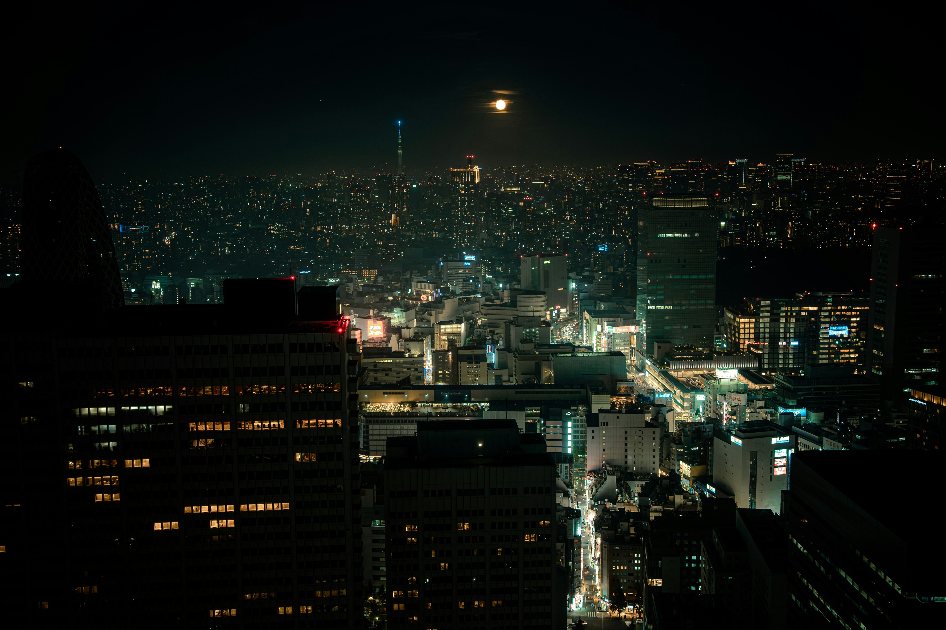 Paisaje urbano nocturno con rascacielos y luces brillantes