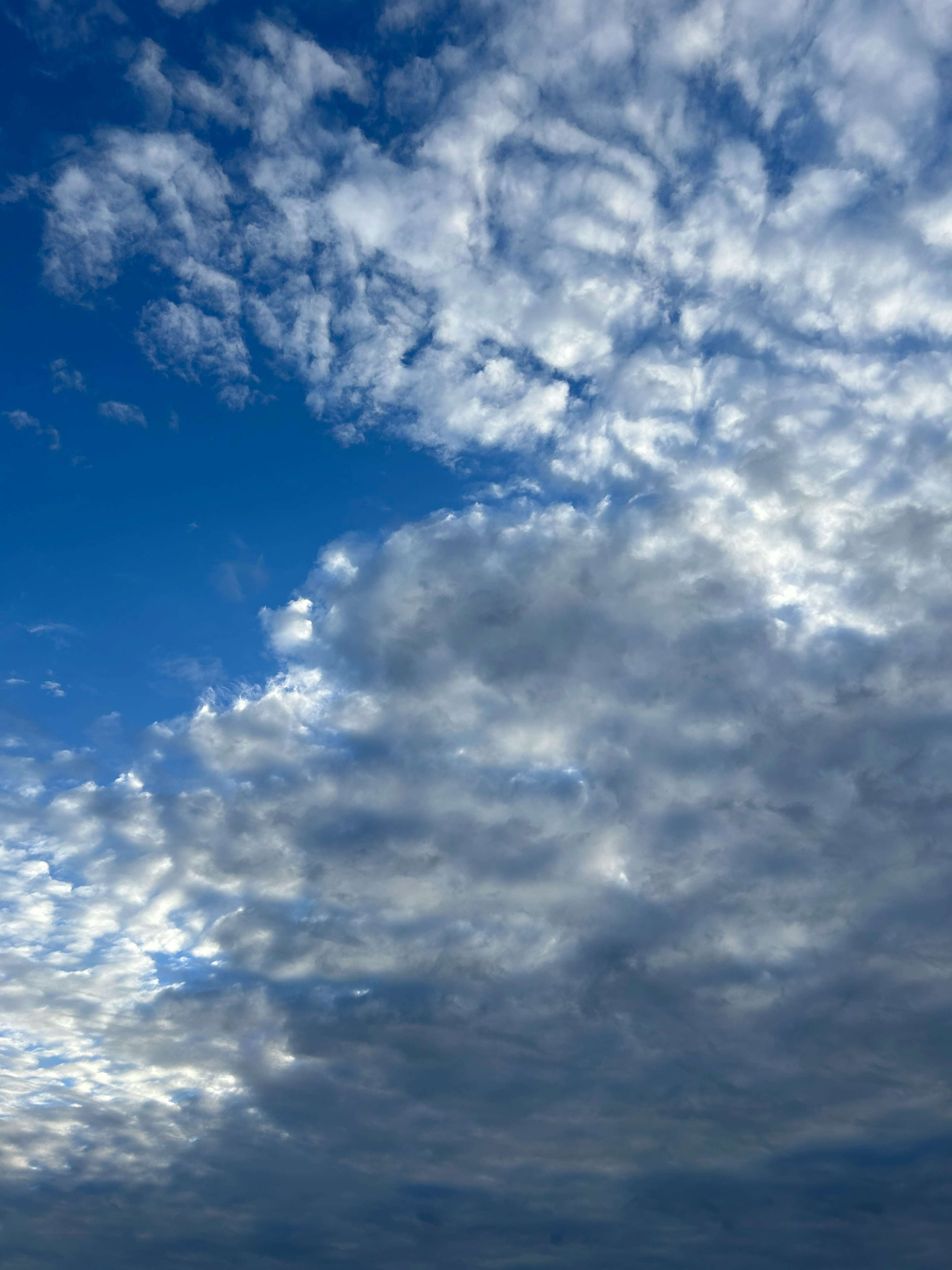 Una vista escénica de cielo azul con nubes blancas