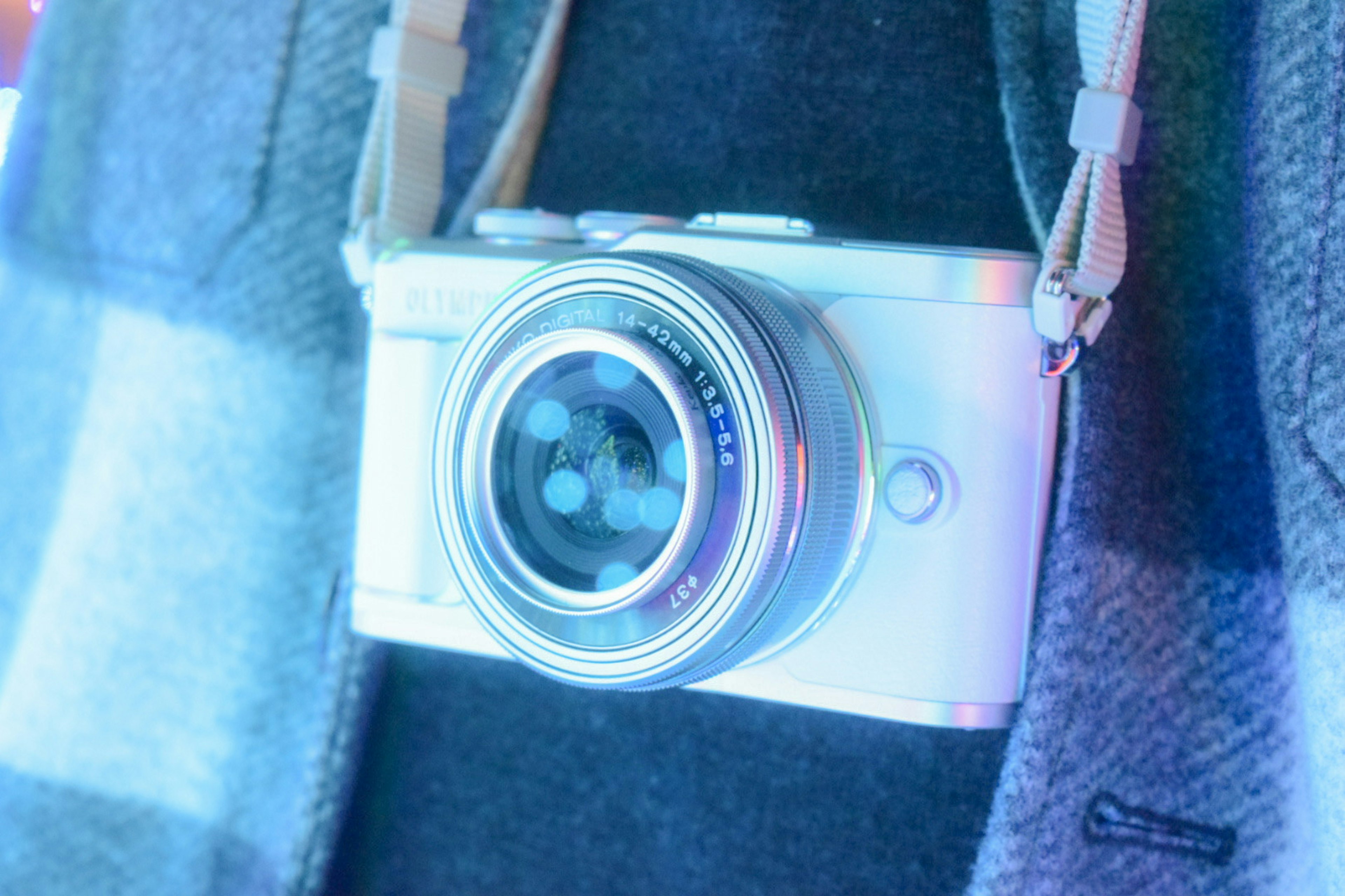 Un appareil photo illuminé par une lumière bleue