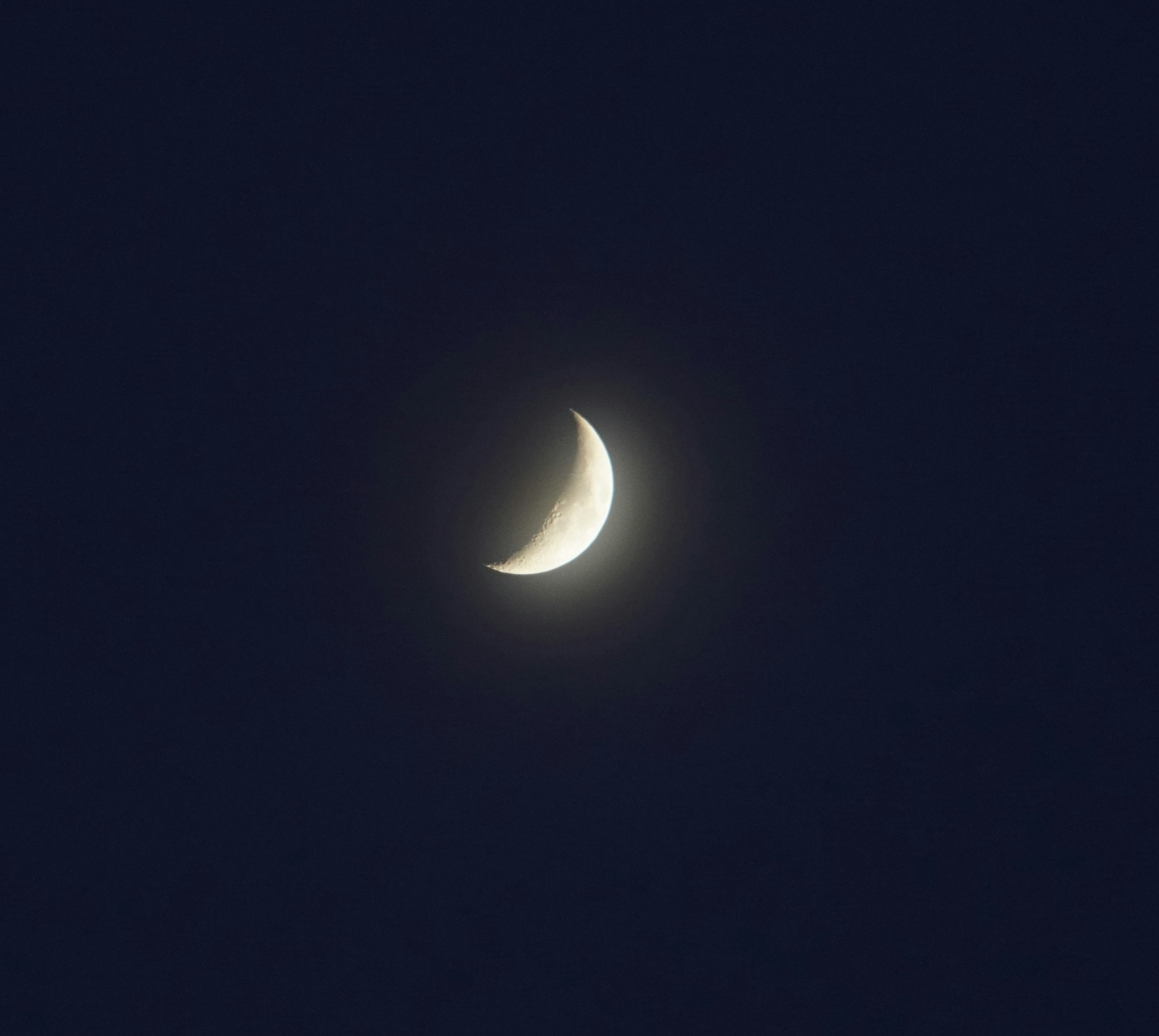 Delgada luna creciente en el cielo nocturno