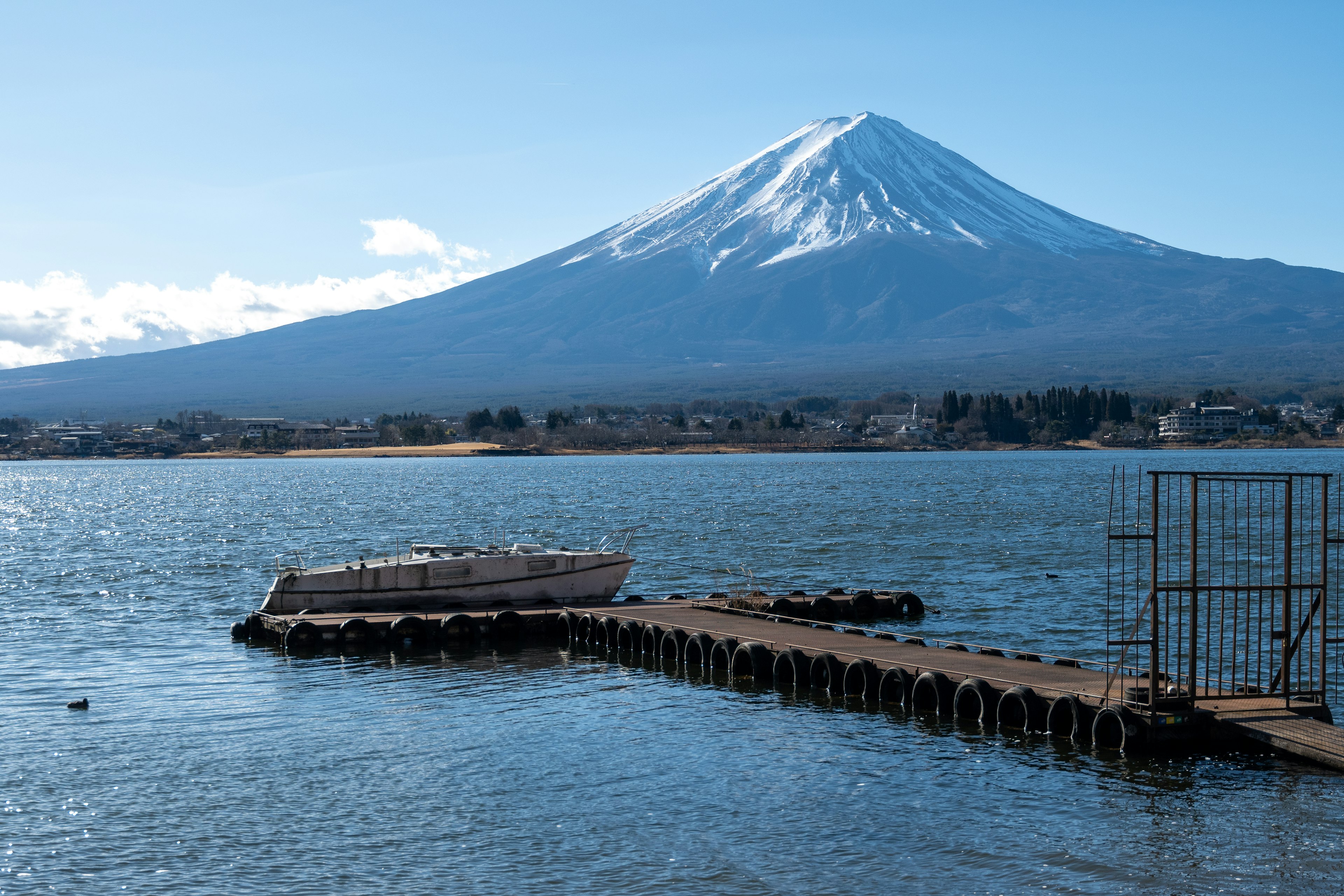 Vista spettacolare del monte Fuji con un molo vicino al lago