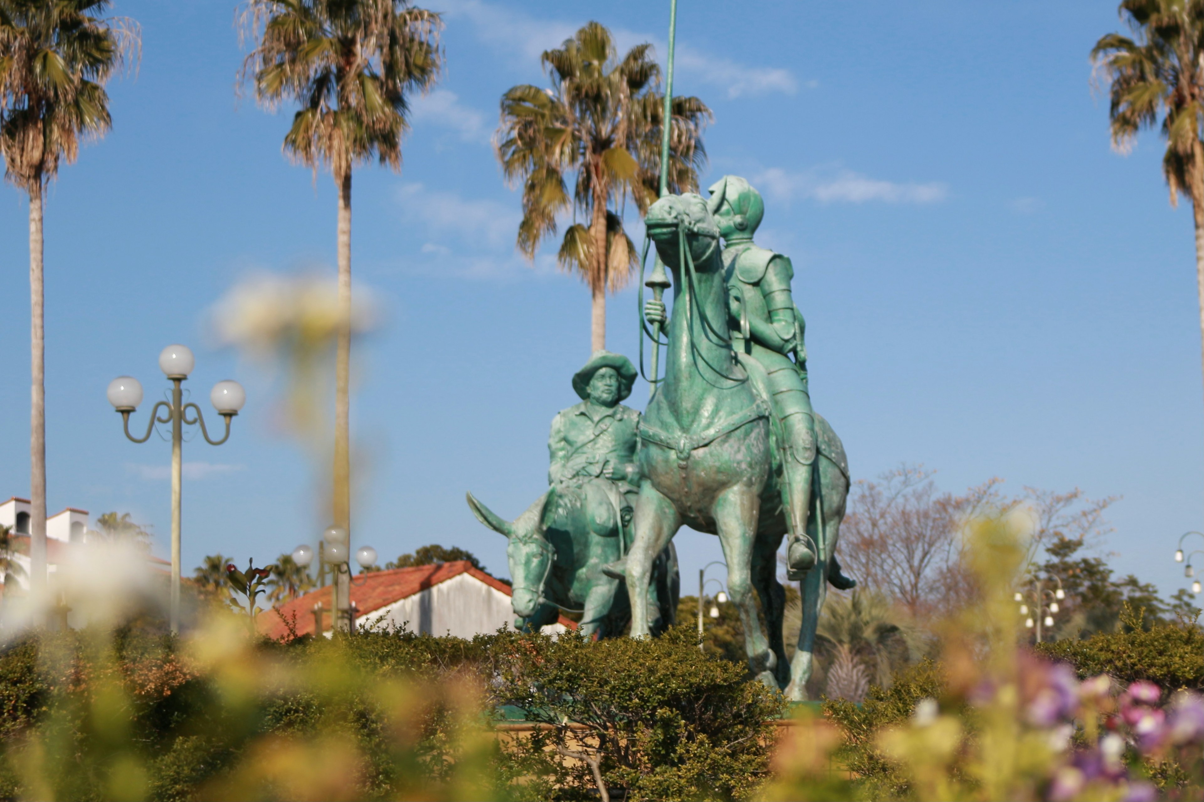 Statua equestre in bronzo con palme sullo sfondo