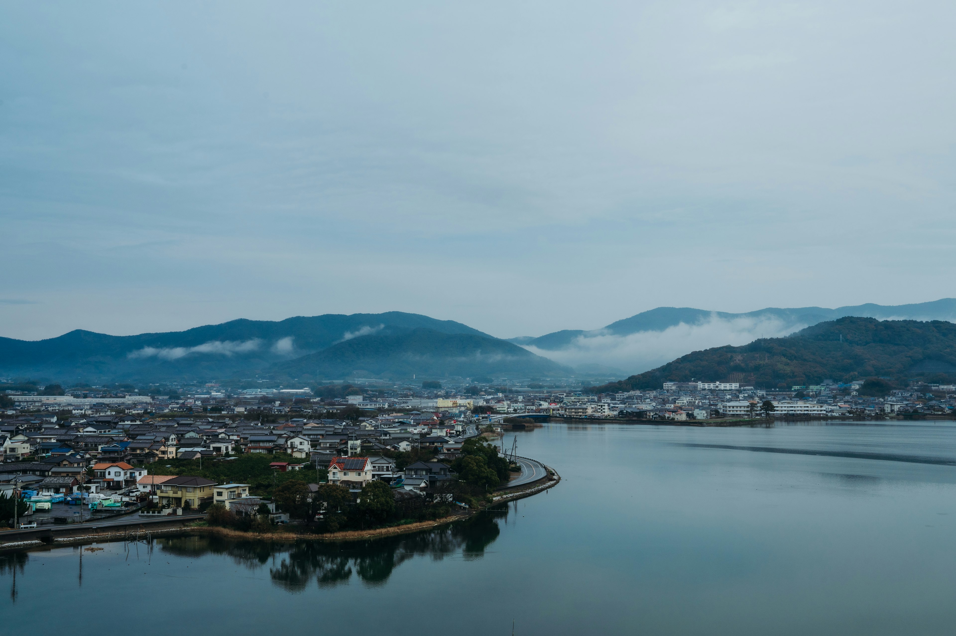 静かな湾と山々を背景にした都市の風景