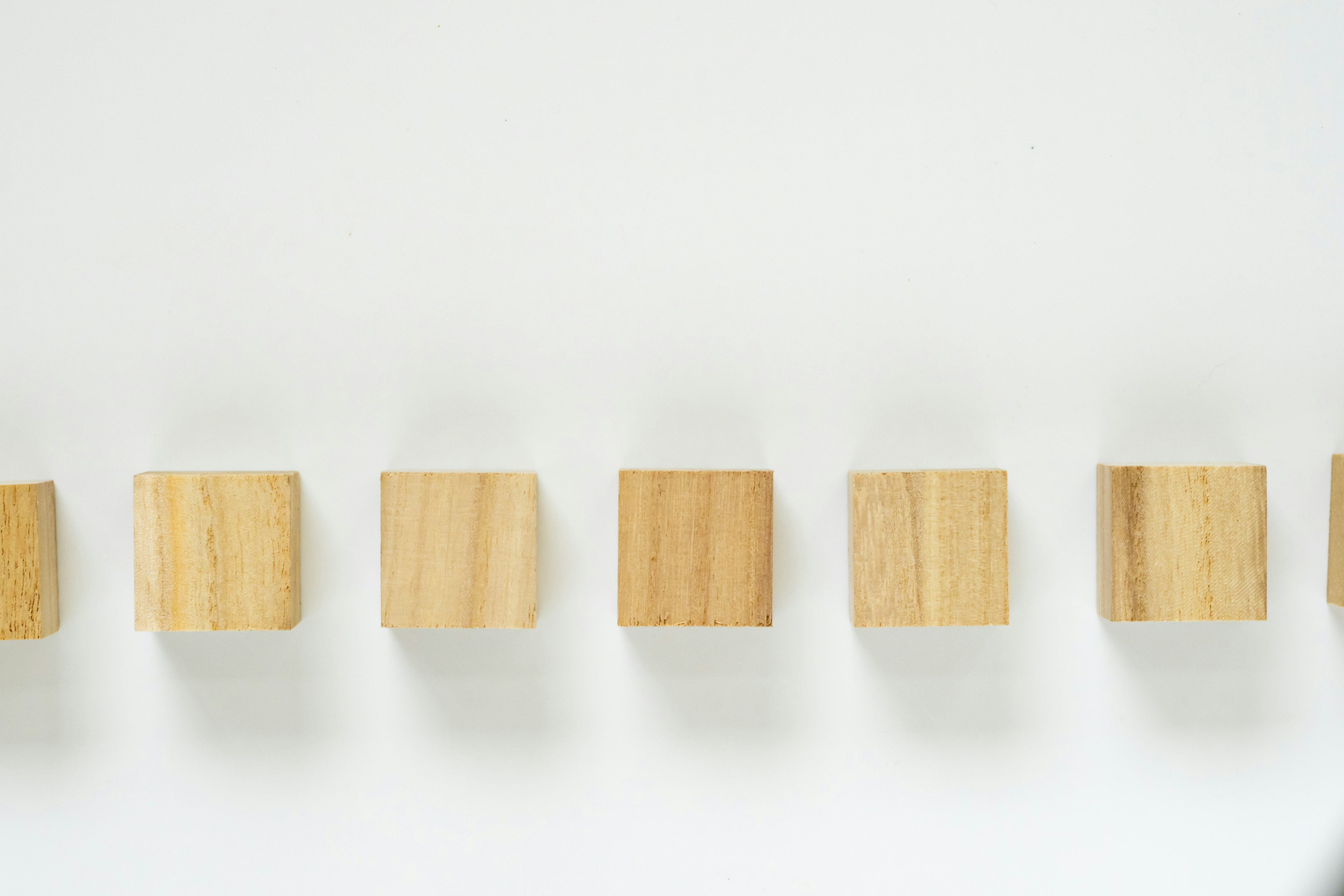 Cubes en bois alignés sur un fond blanc