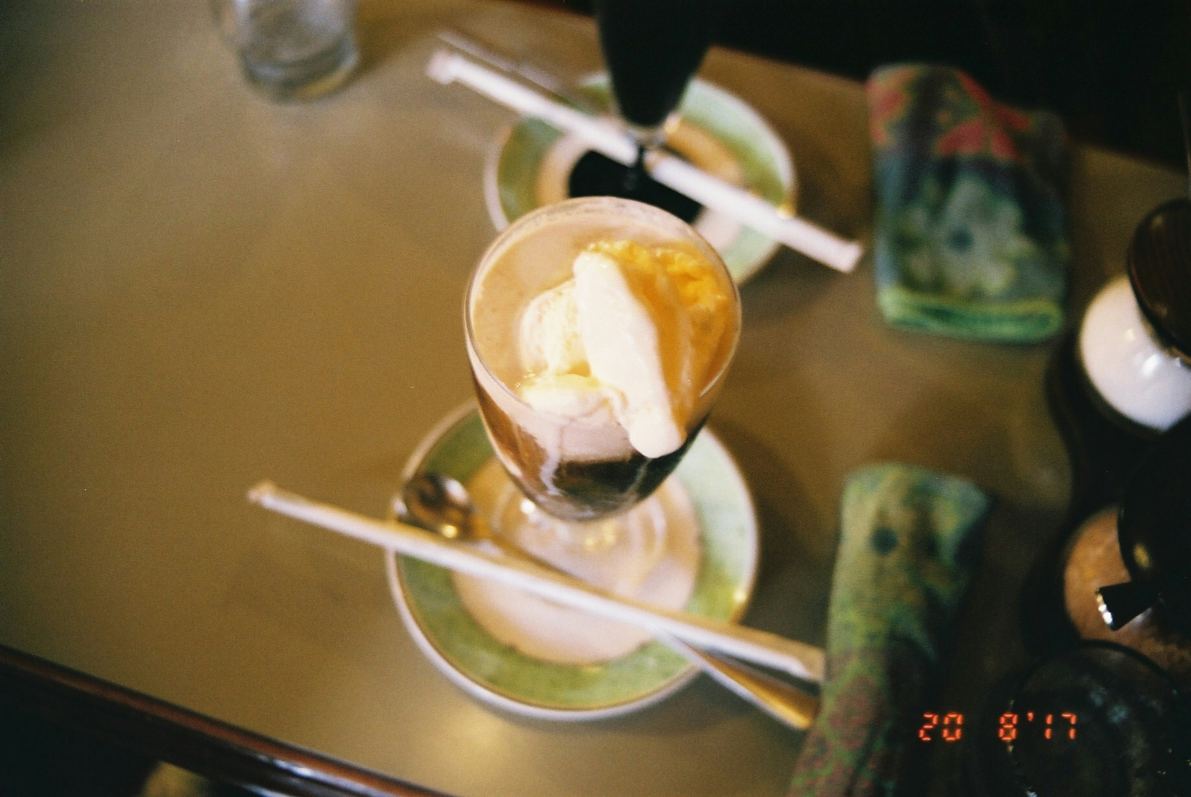 Dessertgetränk mit Eis und Kaffee auf einem Teller serviert